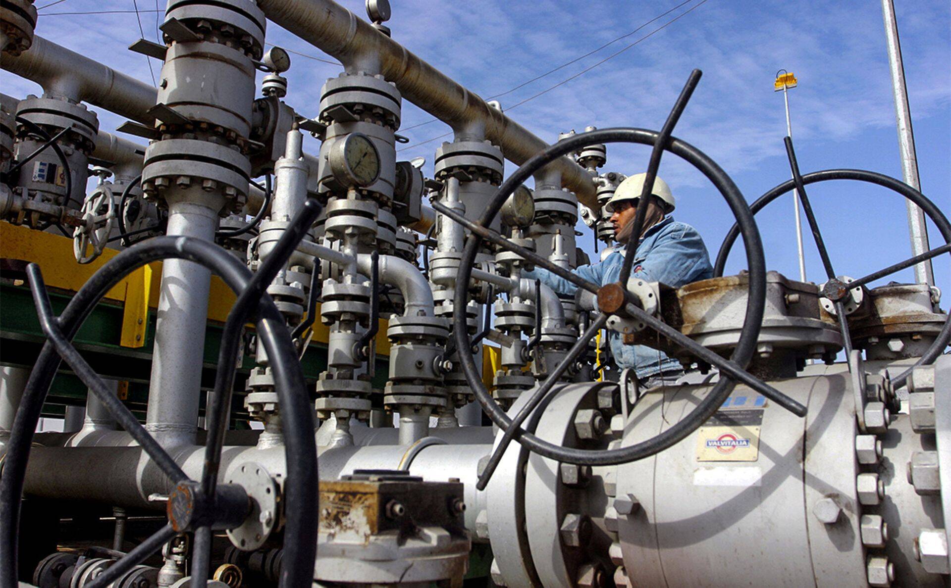 Комитет ОПЕК+ решился на сокращение добычи нефти