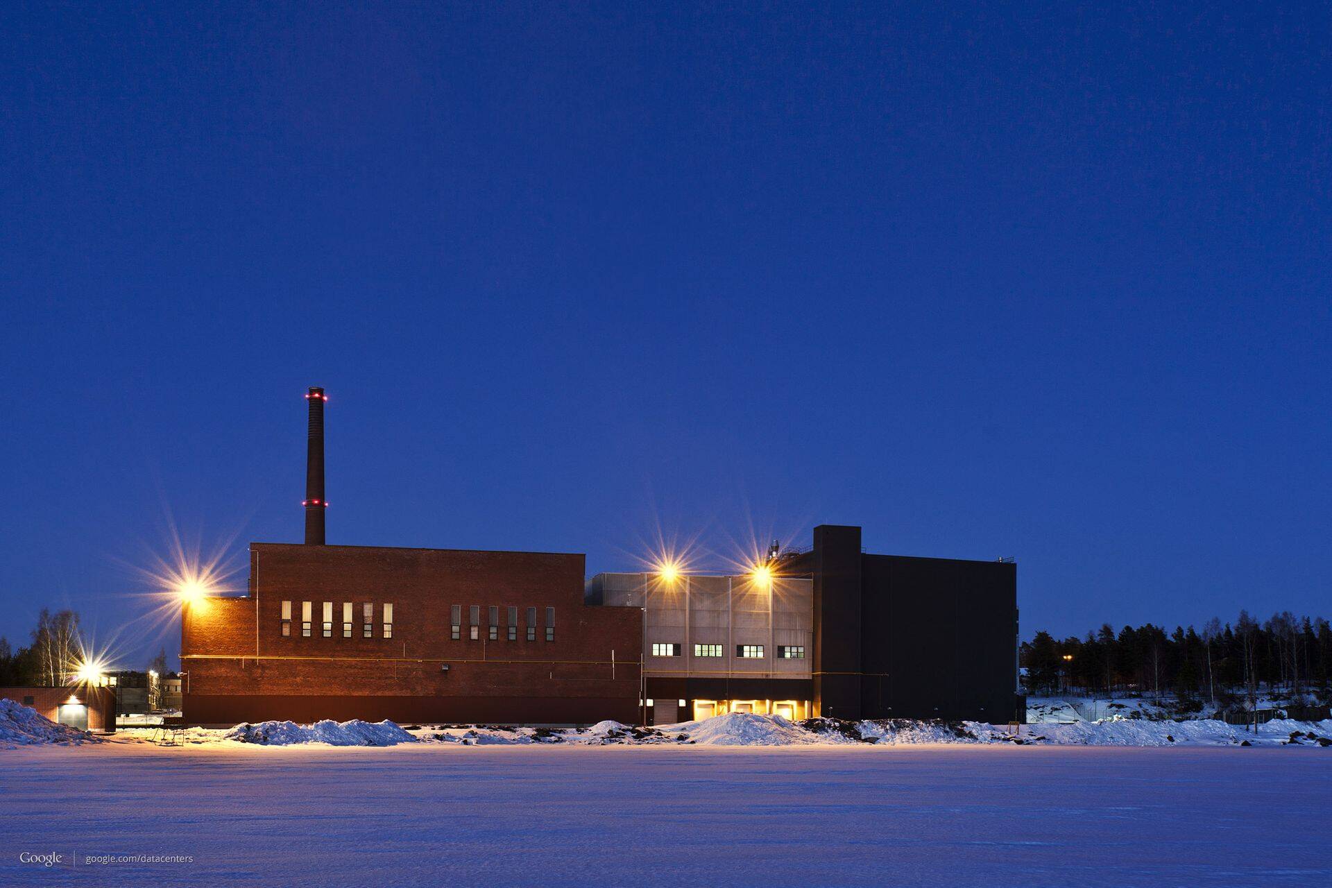 Google'i poolt 19. oktoobril 2012. aastal välja antud pressifoto, kus on näha vanasse Stora Enso paberivabrikusse rajatud Google'i andmekeskust pildistatuna Soome lahe jäält. Nüüd plaanib Google Haminasse lisaks rajada veel ühe andmekeskuse, milleks investeerib 600 miljonit eurot.
