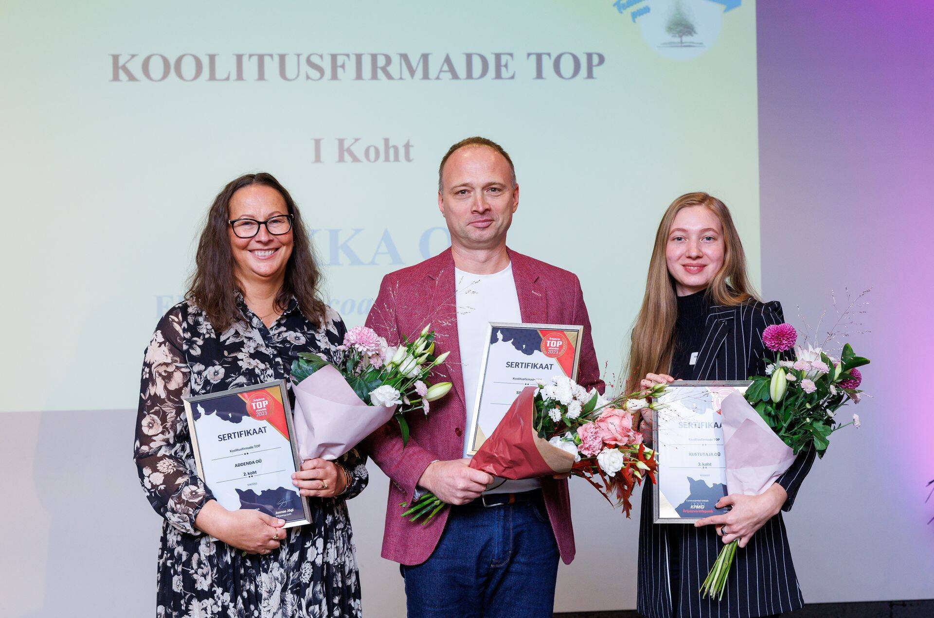 Äripäeva Infopanga koolitusfirmade TOPi auhinnasertifikaadi pälvisid (vasakult) Addenda OÜ (II koht), Sikka OÜ (I koht) ja Kustutaja OÜ (III koht).