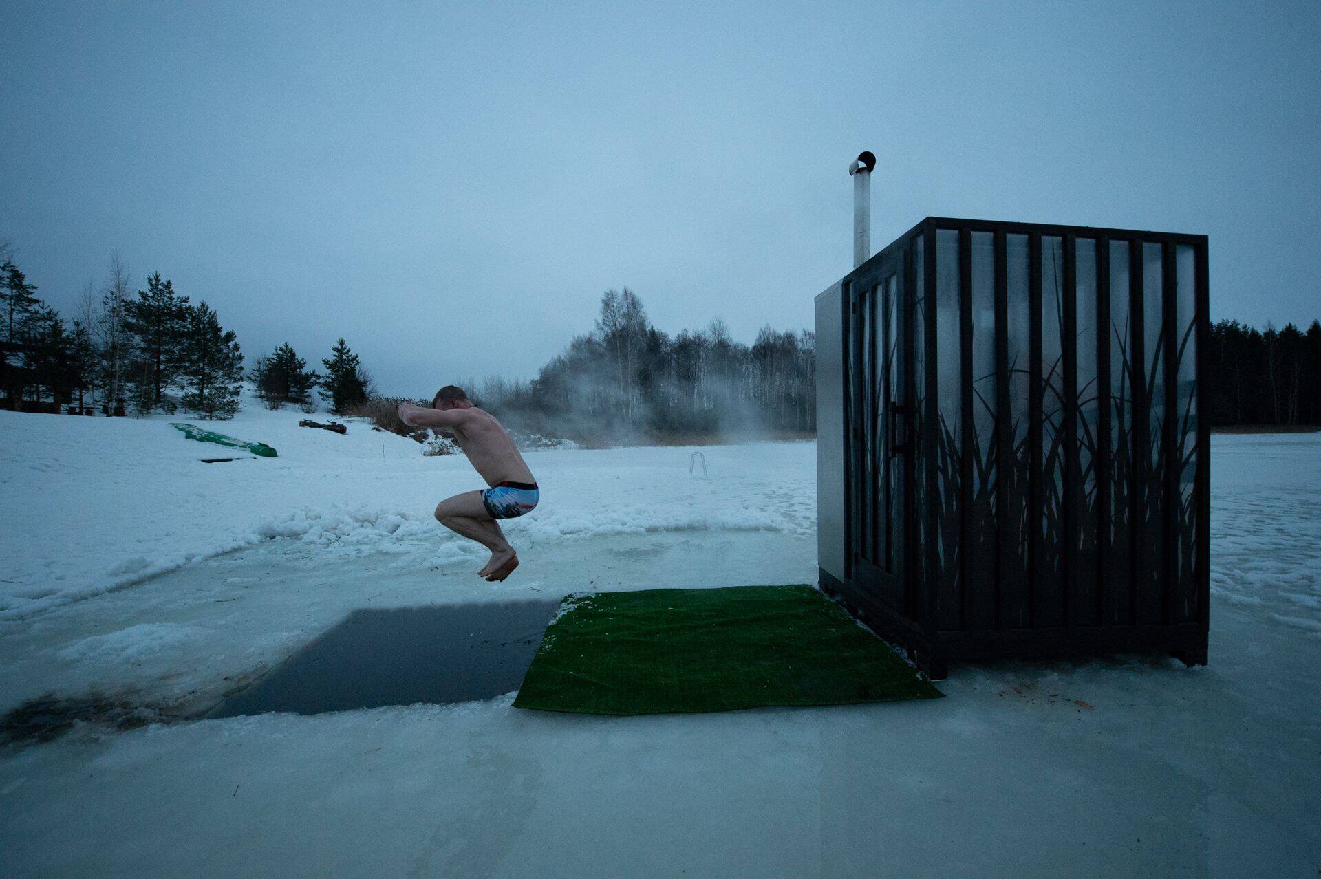 Pleksiklaasist sauna Kodu Spa Ruut on suhteliselt kerge mööda jääd nihutada, pildil saunalised Võrumaa asuval Kalijärvel.
