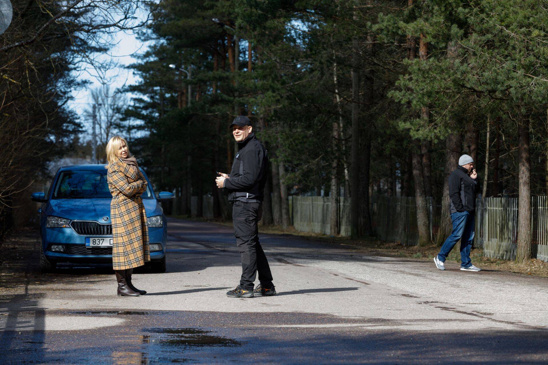 Hiiu Ravikeskuse värava taha tulid ootamatud külalised. Haigla juht Kaidi Vainola jälgis turvamehega olukorda.