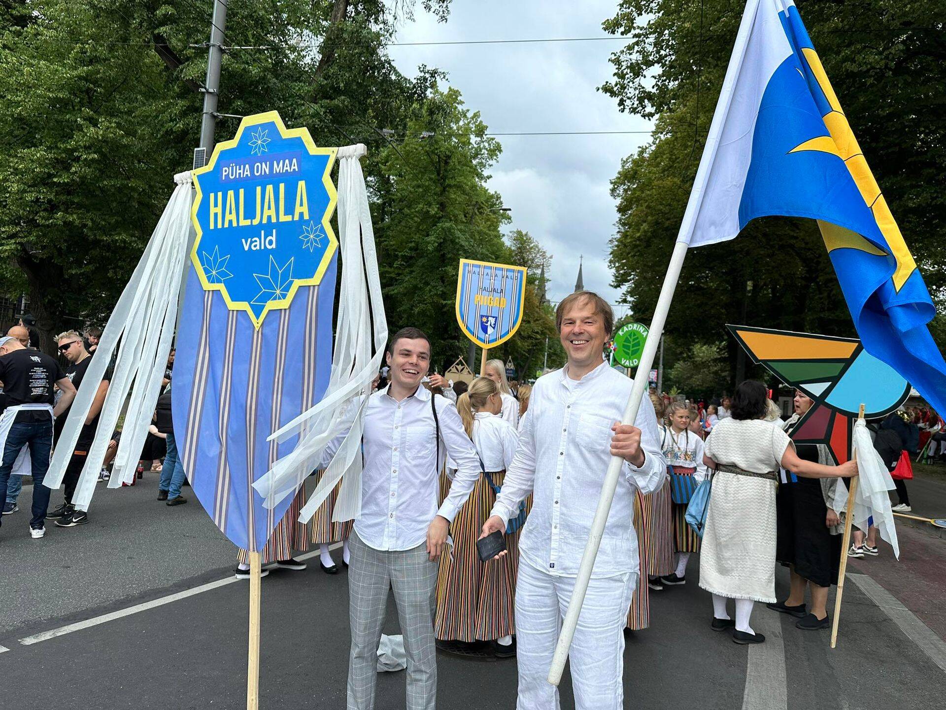 Kent Kerner ja Haljala vallavanem Anti Puusepp valmistumas noorte laulupeo rongkäiguks.