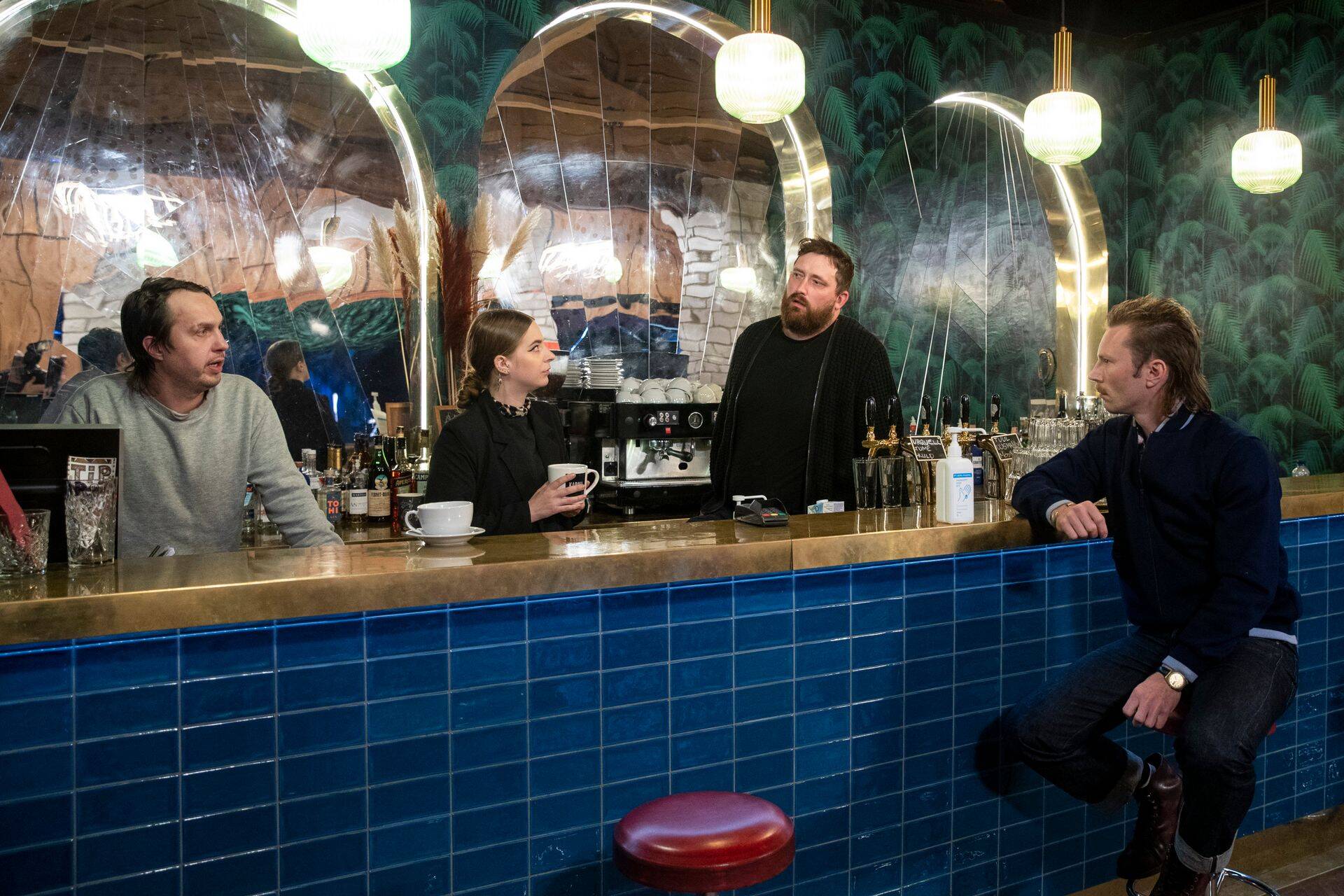 Kultuuriklubi Uus Laine juhid Tõnis Hiiesalu (tumedas, baarileti taga paremal), Madis Ligema (baarileti ees) ja Eerik Nõlvaku (hallis, vasakul) ning juhataja Liisa Loveless.