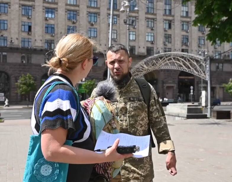 Märtsi lõpus komisjoni poolt demobiliseeritud Vjatšeslav ütles, et Euroopa pole praegu sõjas ainult tänu Ukrainale: “Euroopa elab rahus meie meeste traumade ja meie meeste elude hinnaga. Kõik peaksid sellest aru saama ja Ukrainat aitama”.