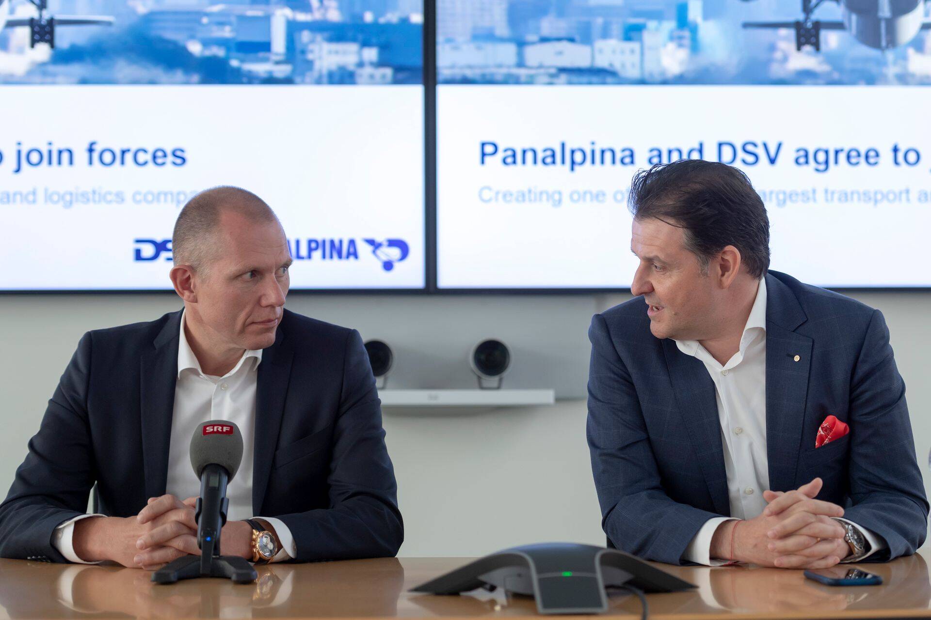 DSV juhataja Jens Bjoern Andersen (vasakul) ning Panalpina juht Stefan Karlen ühisel pressikonverentsil Panalpina peakontoris Baselis Šveitsis.