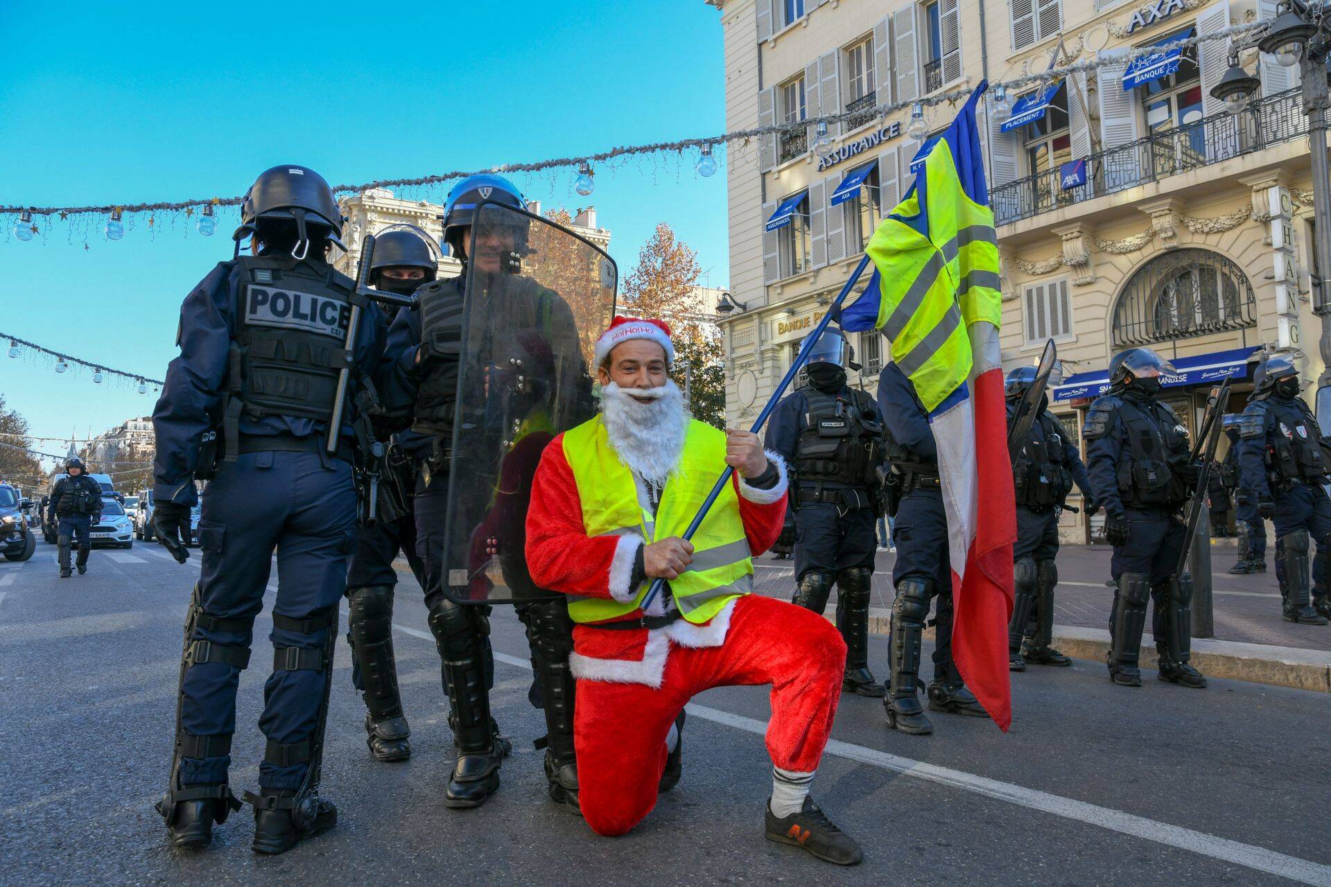 Kollaste vestide protest Prantsusmaal. Liikumine, mis algas vastuseisust kütuseaktsiiside tõusule, kasvas üleüldiseks rahulolematuseks Macroni valitud kursiga. Macron oli sunnitud detsembris laiaulatuslikke järeleandmisi tegema. Niivõrd laiaulatuslikke, et Euroopa Komisjon kardab, et need võivad riigi eelarve tasakaalust korralikult välja viia.