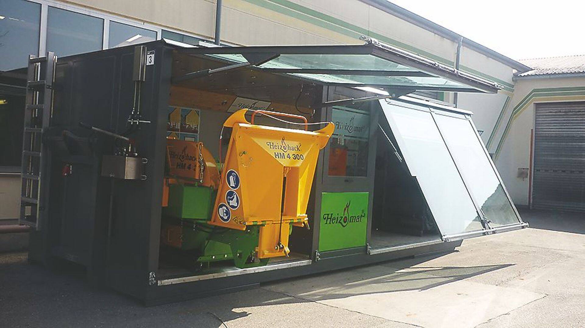 Väliplatsil on seekord uudisena väljas Heizomat näitusekonteiner