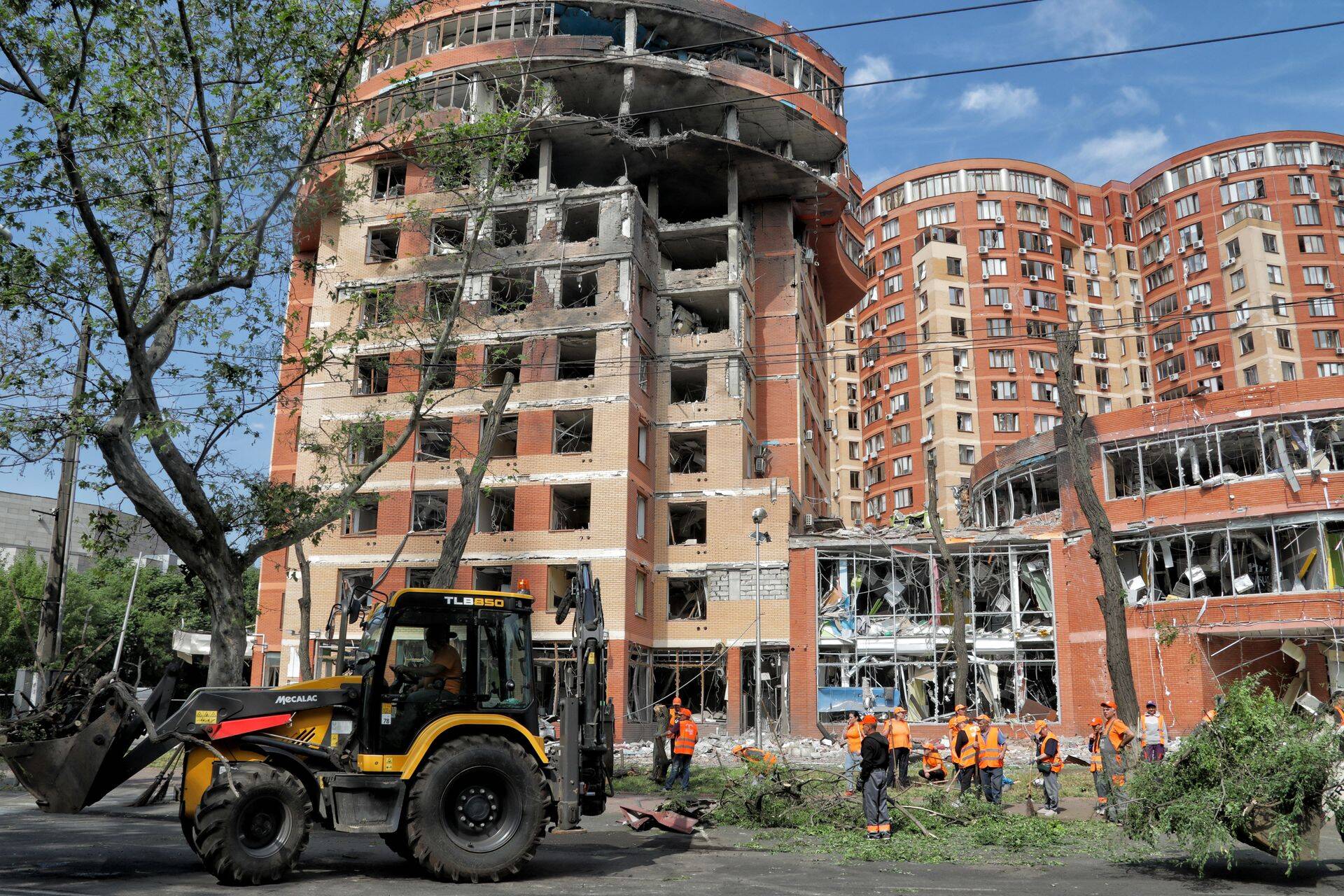 Последствия российского удара по центру Одессы в ночь на 14 июня.