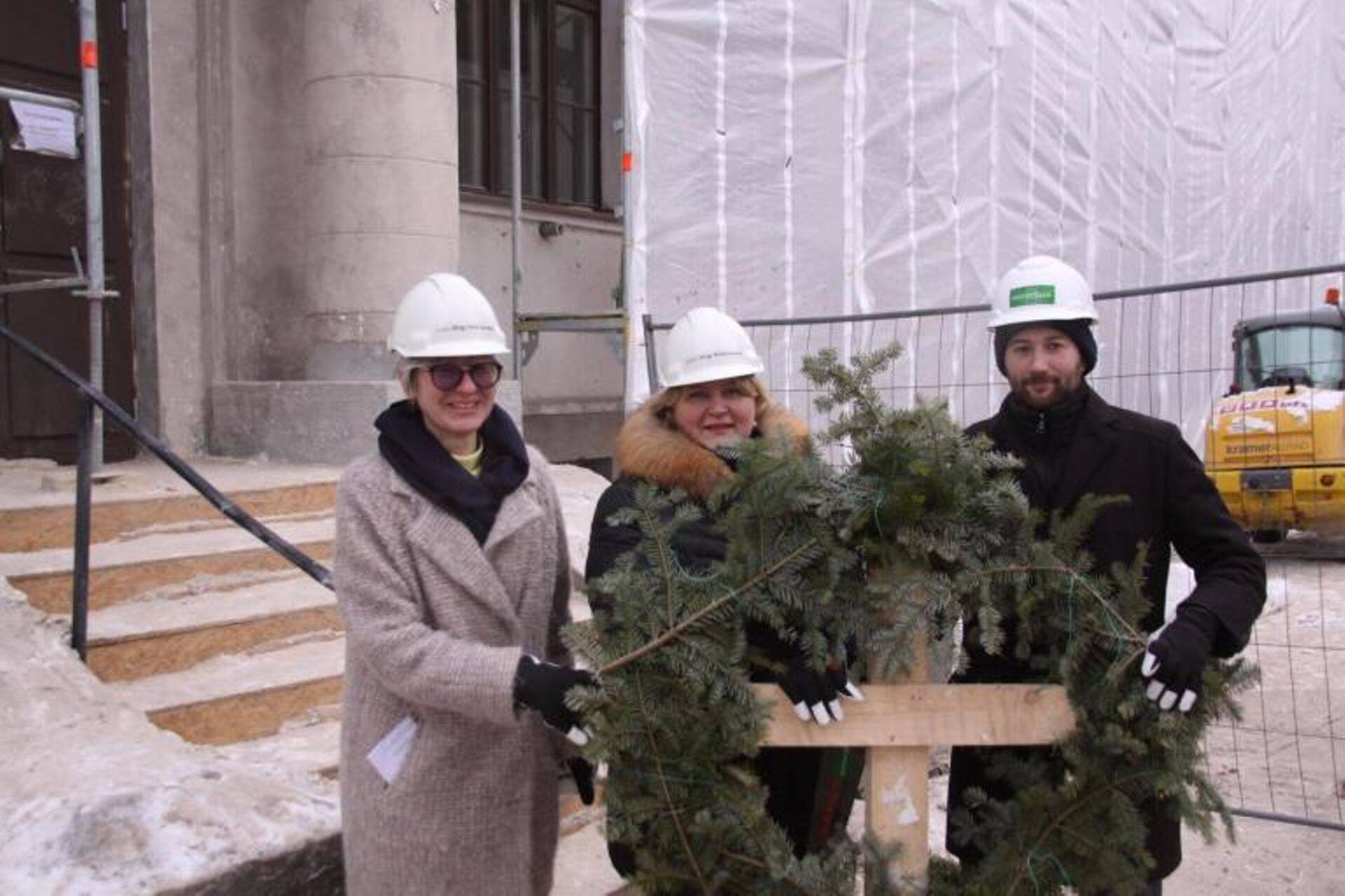 RKASi juhatuse esimees Kati Kusmin, Rapla Gümnaasiumi direktor Sirje Kautsaar ja Ehitus5ECO objektijuht Bulat Garejev.