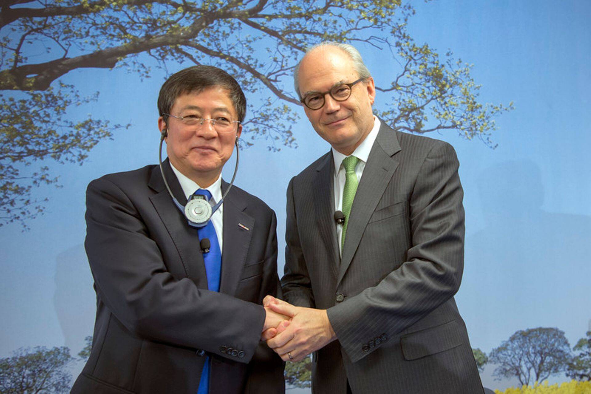 ChemChina juht Ren Jianxin ja Syngenta nõukogu esimees Michel Demare lõid käed möödunud aastal Baselis.