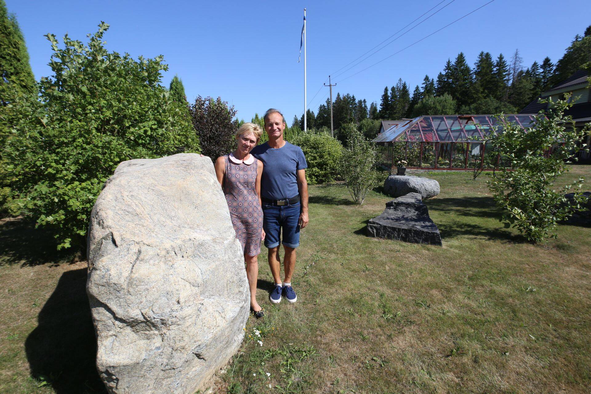 Palmarite koduaeda ilmestavad suured maakivid. Pildil Kadrina Kraana juhatuse liikmed Kati ja Alar Palmar.