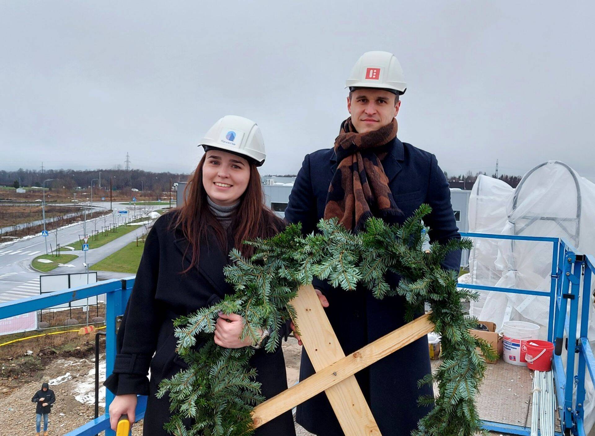 Favorte noorem-projektijuht Kerli Paltsmar ja Eventuse ehitusosakonna juht Rivo Bonder sarikapeol. Foto: Favorte