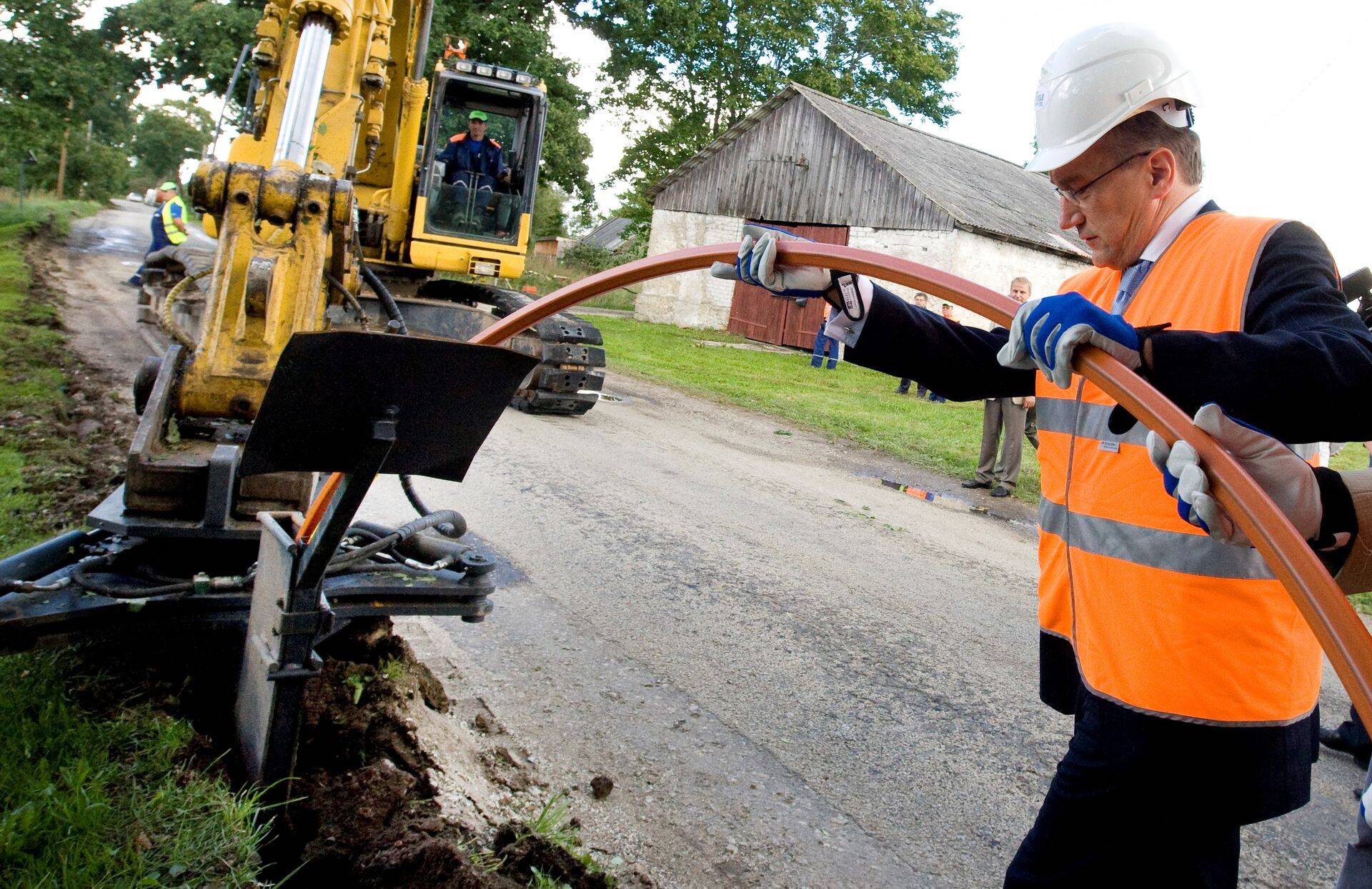 Ajalooline foto aastast 2010. Toonane majandusminister Juhan Parts annab Amblas sümboolse stardilöögi ülikiiret internetti pakkuvale projektile EstWin.