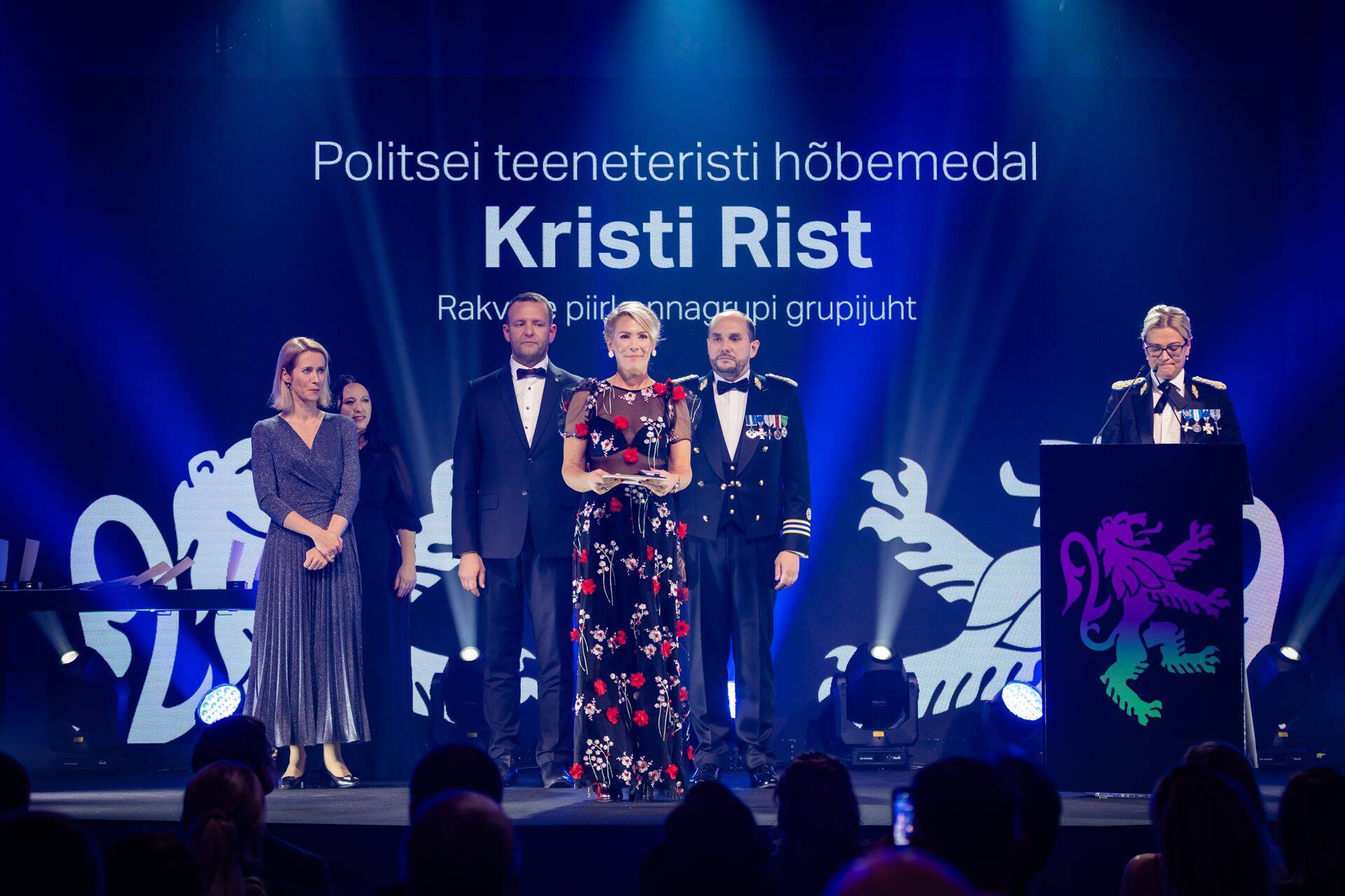 Kristi nädal tagasi teeneteristi vastu võtmas.