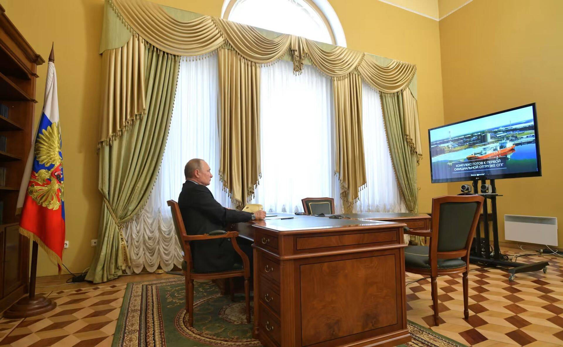 Покупаемый финнами газ поступает с завода в Высотске под Выборгом. В. Путин наблюдает по видеосвязи, как судно с первой партией газа выходит из порта в 2019 году.