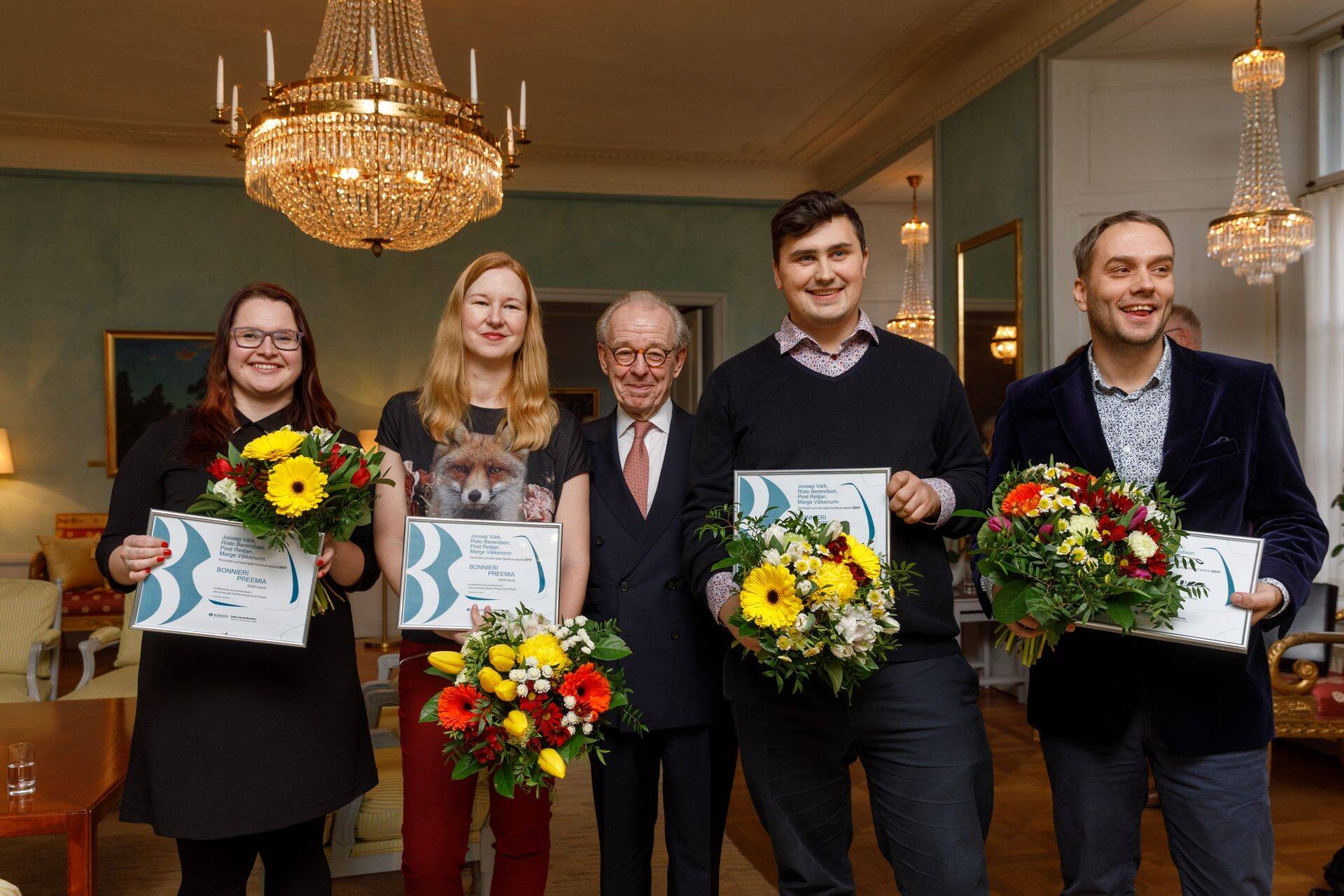 Bonnieri preemia võitjad: Äripäevast Marge Väikenurm ja Piret Reiljan, Postimehest Joosep Värk.Risto Berendson, keskel Hans-Jacob Bonnier.