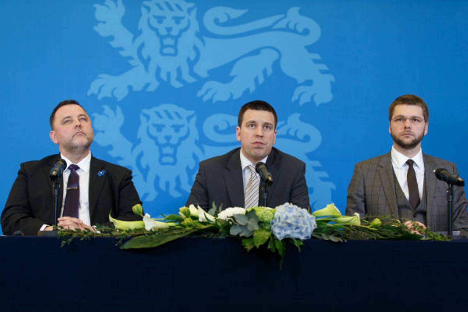 Rahandusminister Sven Sester, peaminister Jüri Ratas ning tervise- ja tööminister Jevgeni Ossinovski.