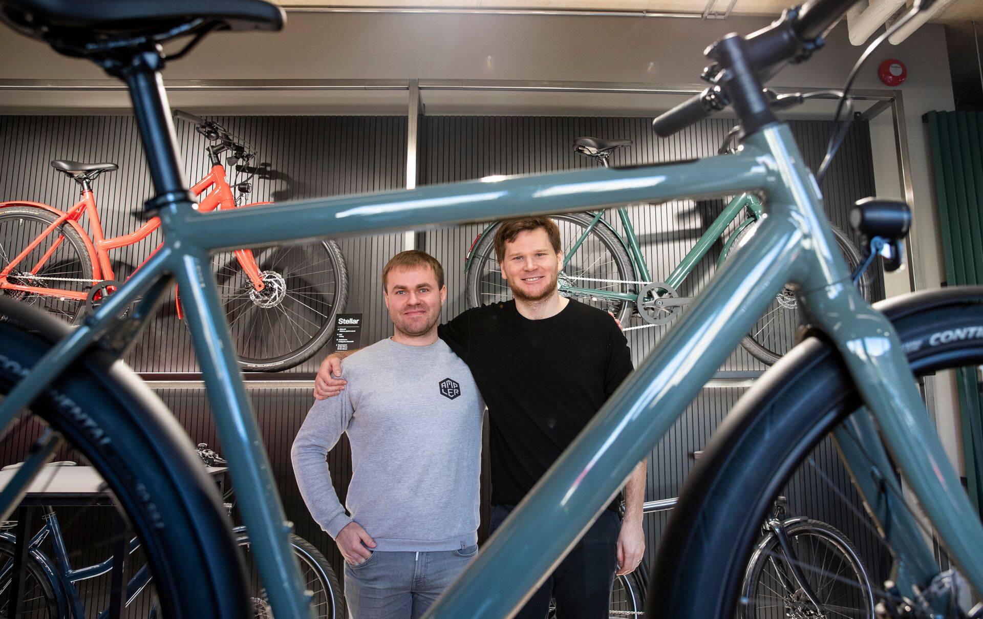 Ampleri asutaja Ardo Kaurit (hallis) ja Comodule'i asutaja Kristjan Maruste.