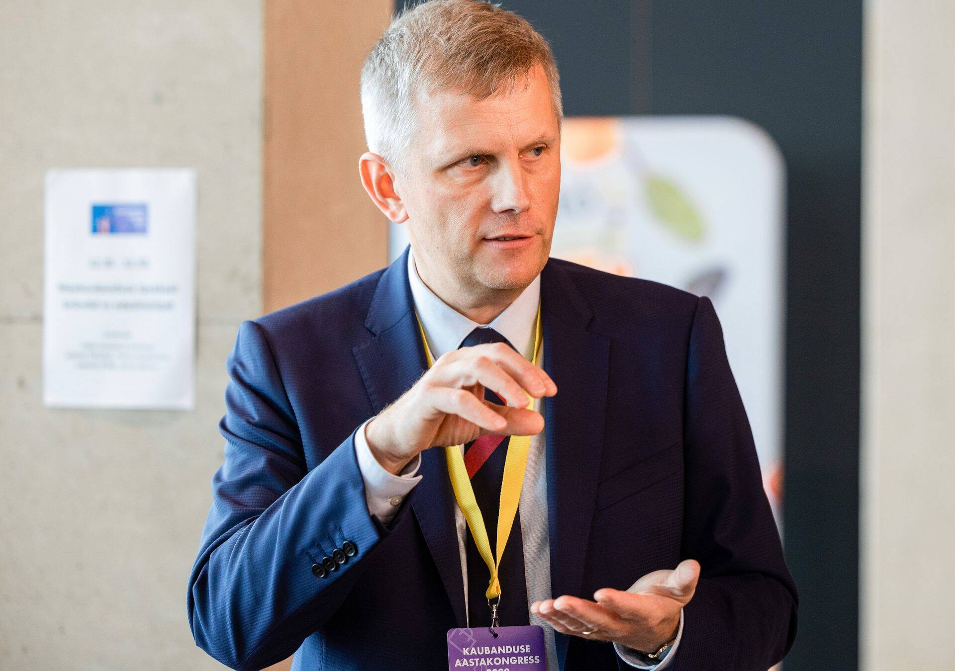 Tallinna Kaubamaja ASi juhatuse liige Erkki Laugus otsib vastuseid küsimustele, kuidas juhtida tiime ja hoida inimesi, kelle ootused töötingimustele, -ajale, -kohale ja -meetoditele on diametraalselt erinevad.