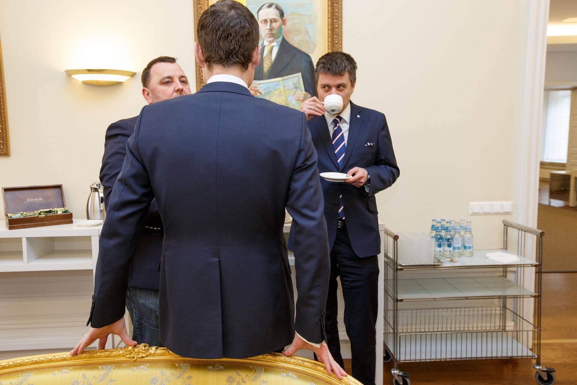 IRLi liikmed Sven Sester ja Urmas Reinsalu ning peaminister Taavi Rõivas (seljaga) esimesel koalitsiooniläbirääkimiste kokkusaamisel möödunud reedel.