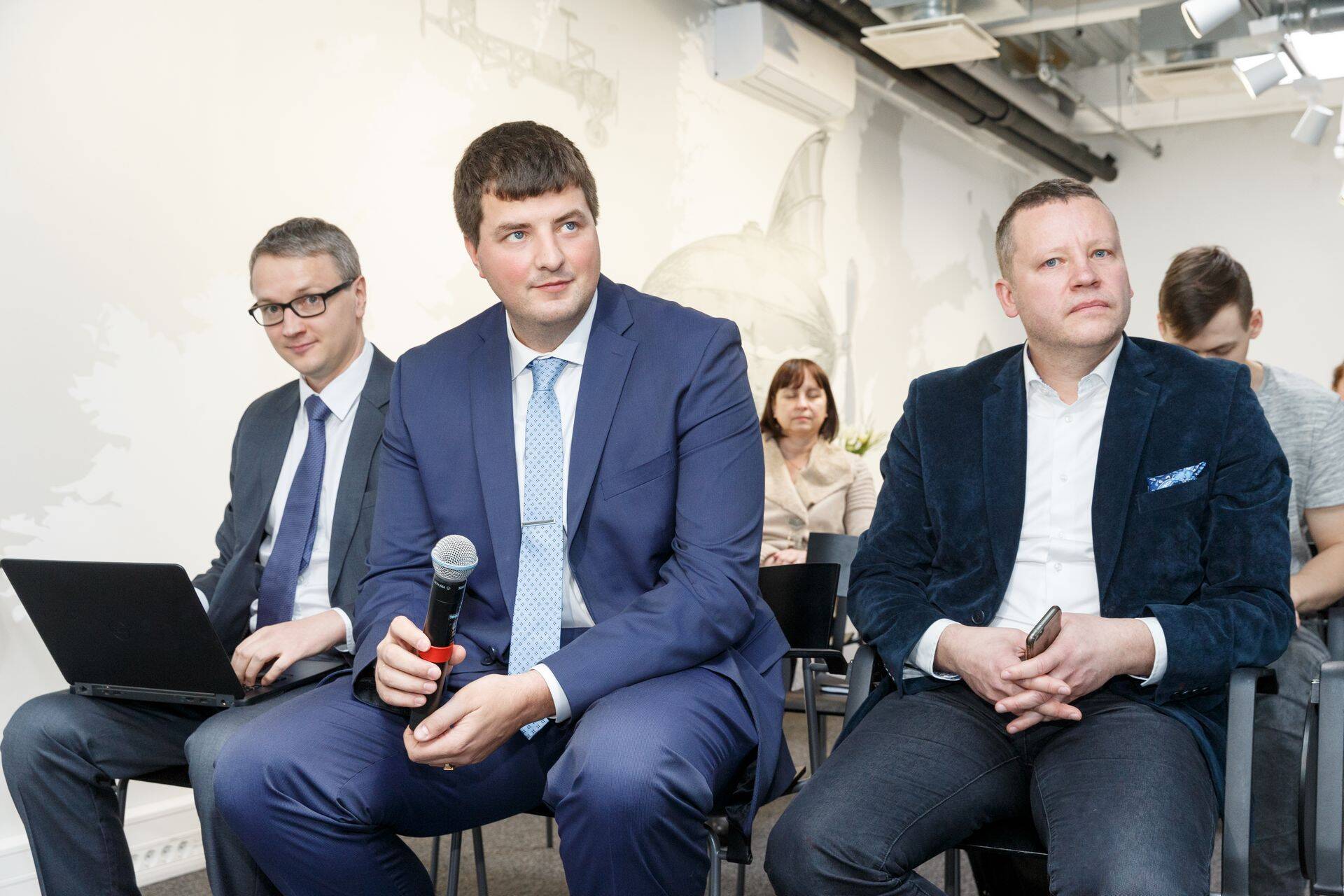 Ladvik on rahul: Nordica finantsjuht Ahto Pärl (vasakul), Regional Jeti tegevjuht Sven Kukemelk (keskel) ja Nordica turundus- ja kommunikatsioonijuht vaatavad tulevikku lootusrikkalt.