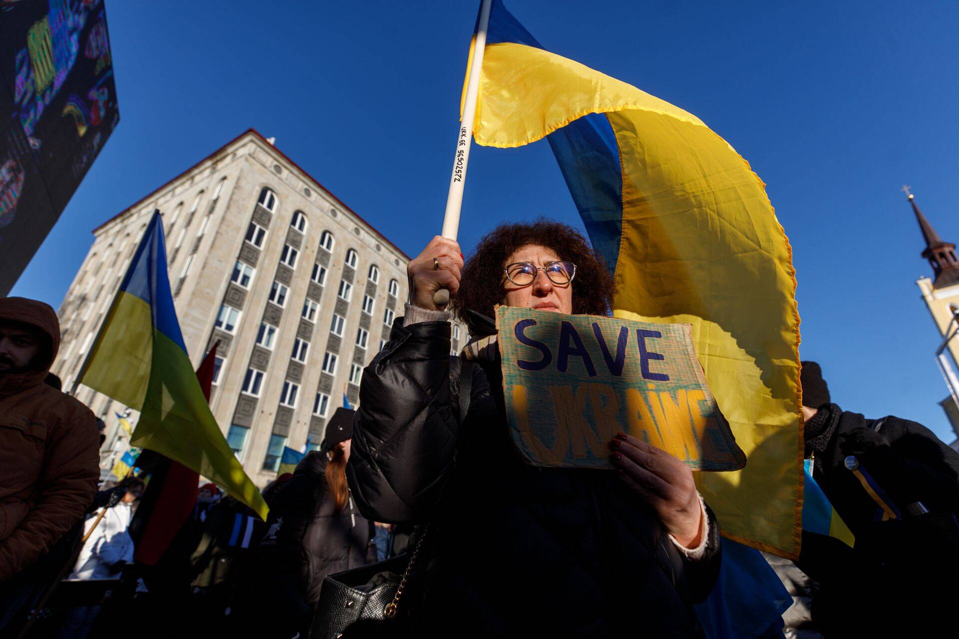 Eesti ukrainlaste organisatsioonid ja Eesti kodanikuühendused korraldasid laupäeval Tallinnas Vabaduse väljakul meeleavalduse, toetamaks Ukraina rahvast.
