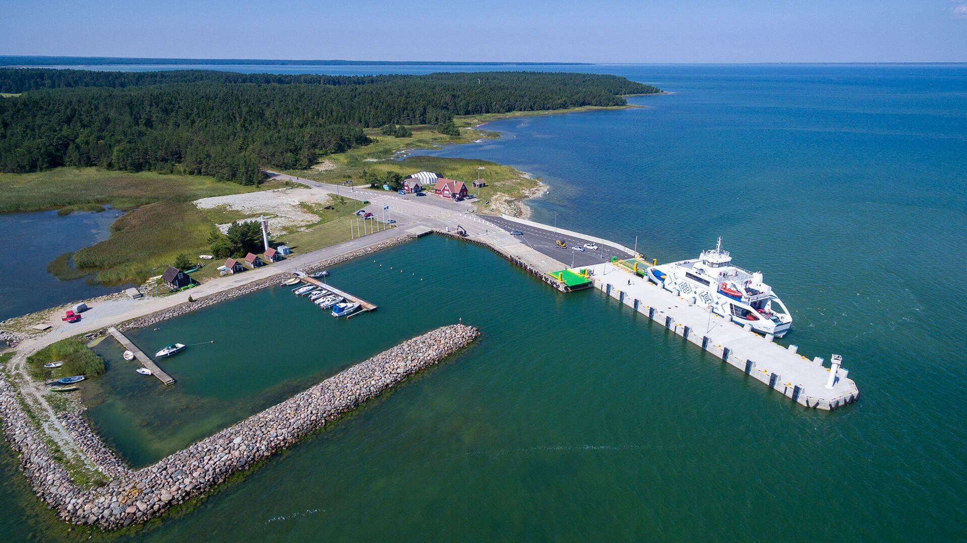 Triigi sadam asub Saaremaa põhjarannikul. Sadam teenindab Saaremaa ja Hiiumaa vahelist parvlaevaliiklust. Parvlaevu teenindavad kaid on rekonstrueeritud 2017. aastal Euroopa Liidu Ühtekuuluvusfondi rahaga. Triigi väikelaevasadama uuendustööd algasid mullu sügisel ja valmivad 2019. aasta suveks EASi toetuse kaasabil.