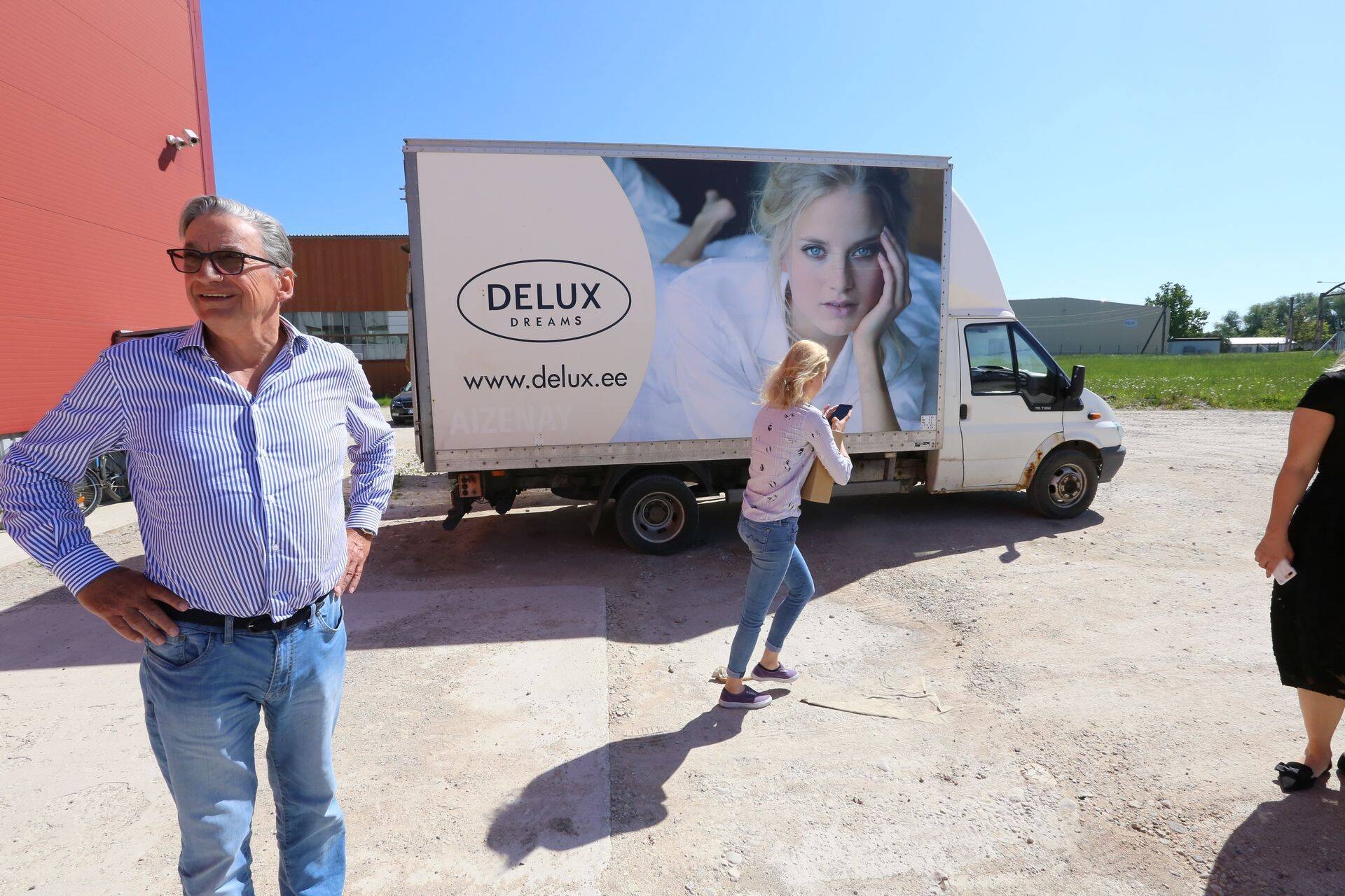 Viljandi vooditootja OÜ Delux Holding tegevjuht ja põhiomanik Göran Sjöholm, taamal Deluxi kaubik, mille reklaamimodelliks on Görani tütar.