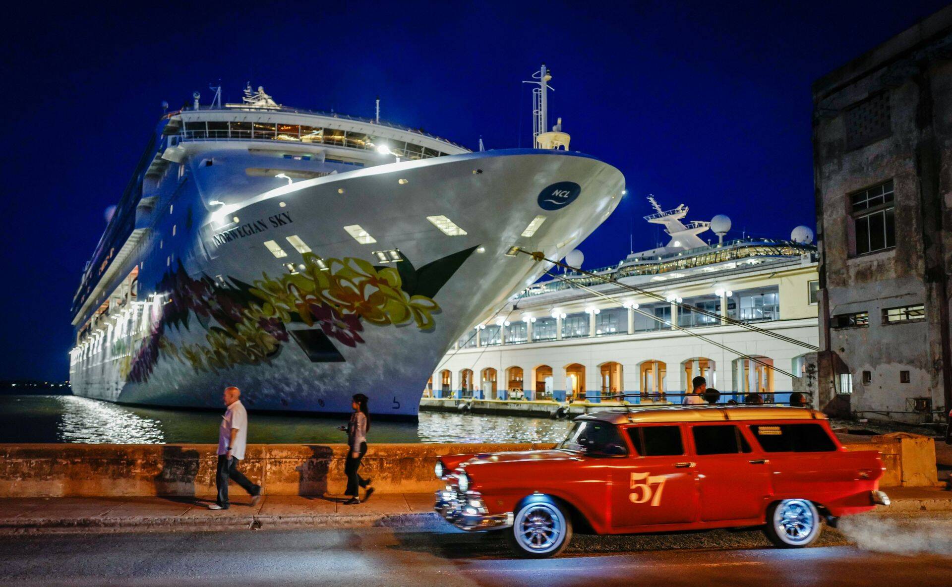 Kas osta kruiisifirmade aktsiaid? Pildil Royal Caribbeanile kuuluv kruiisilaev Kuubal.