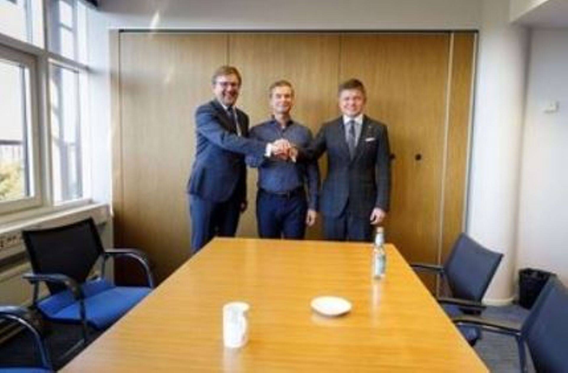 Paged S.A. tegevjuht Tomasz Modzelewski (vasakult), Valmose tegevjuht Heiki Vahermets ja Kaamos Groupi juhatuse esimees Marek Pohla sõlmisid suure tehingu.