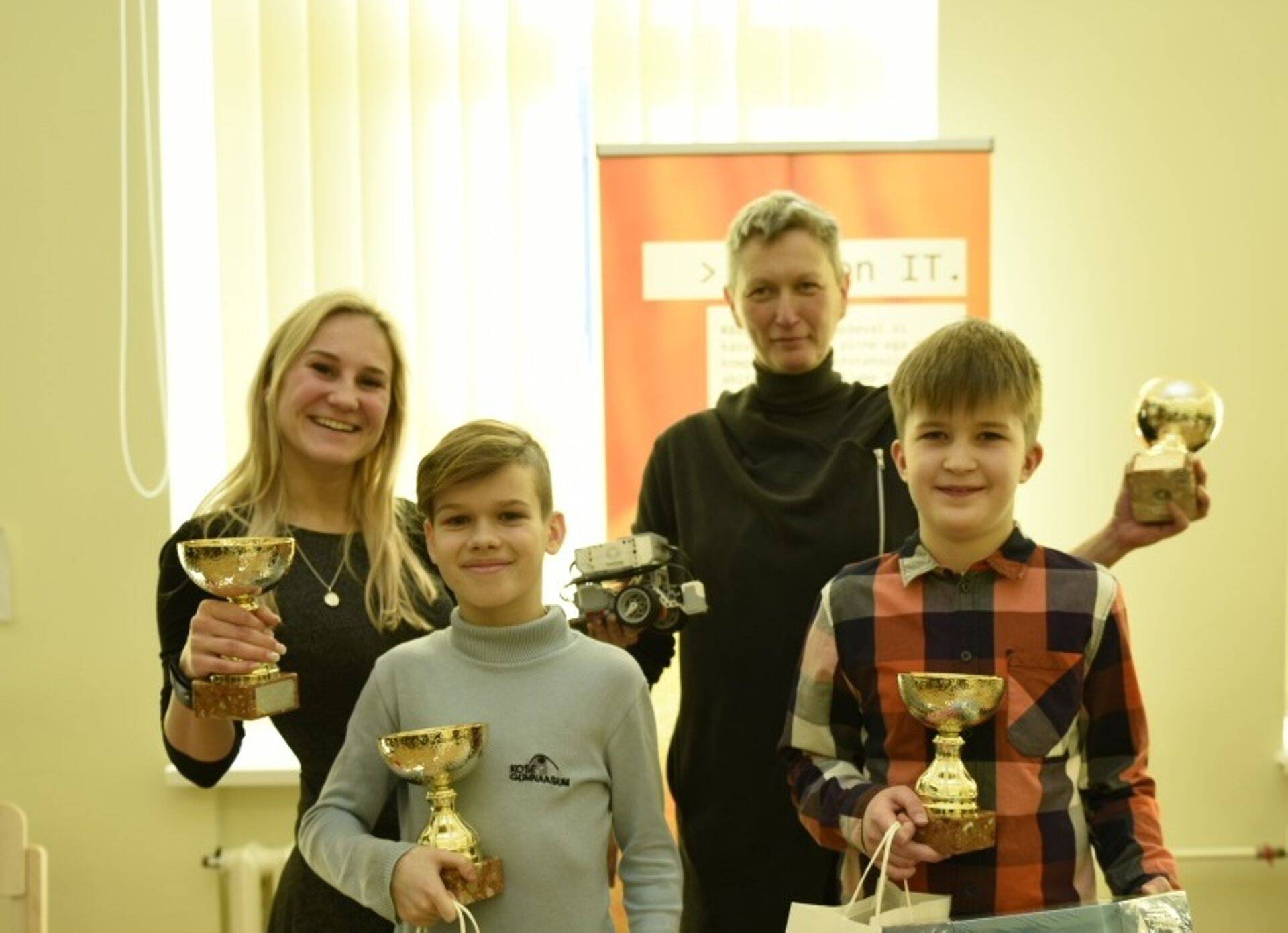 Kadri-Liis Kusmin Proeksperdist, Kose Gümnaasiumi matemaatikaõpetaja Kärt Mattiisen, õpilased Ossi Nimeminen ja Richard Lambur