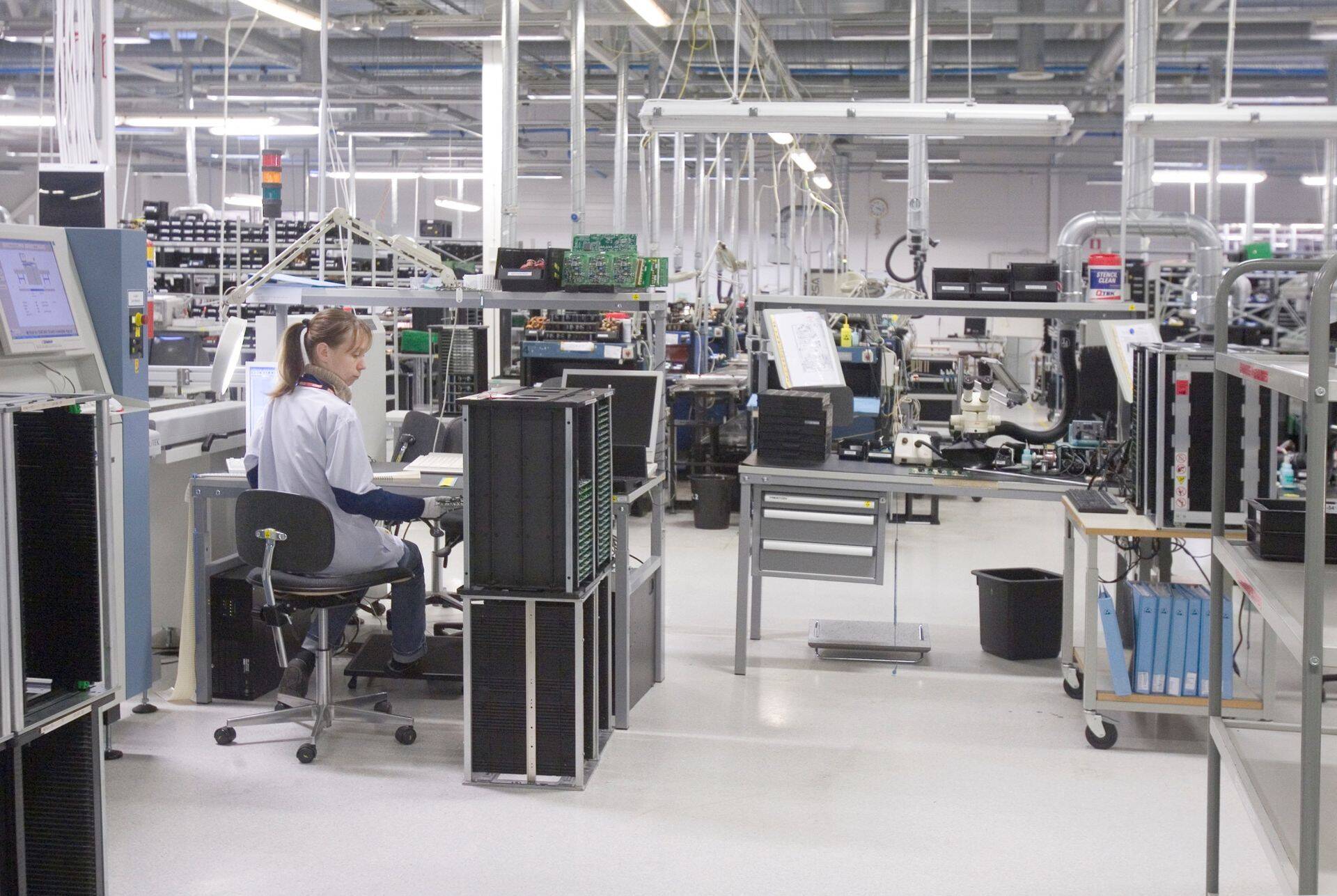 Enics Eesti tegeleb tööstuselektroonika seadmete detailide, pumpade sagedusmuundurite ja vedurite juhtplokkide trükkplaatide kokkupanekuga.