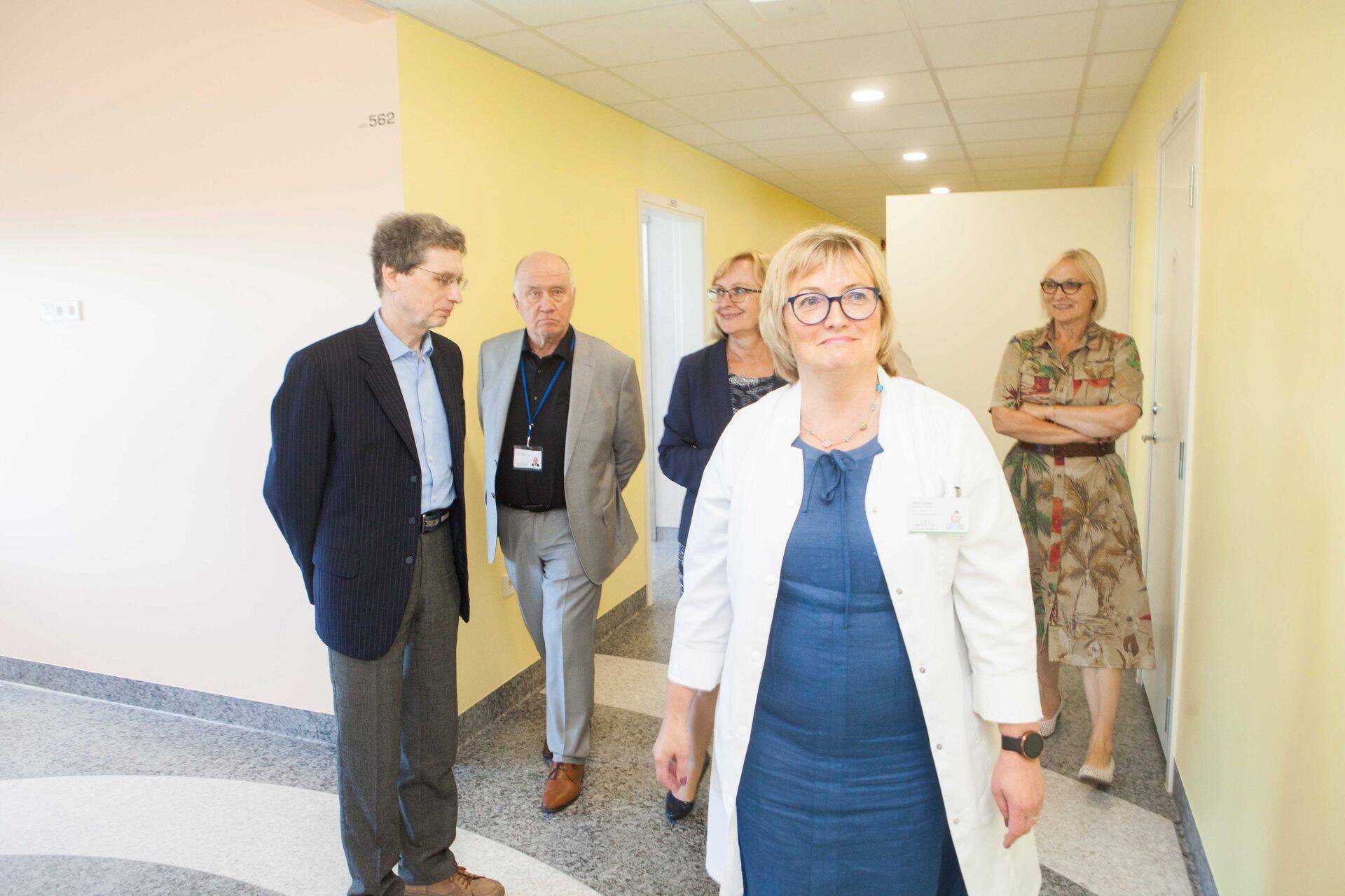 Esiplaanil KNK keskuse juhataja dr Mare Kalvet, vasakult haigla nõukogu liige Vello Ervin, juhatuse esimees dr Ralf Allikvee, juhatuse liige dr Ene Halling ja siseaudiitor Reet Kontkar.