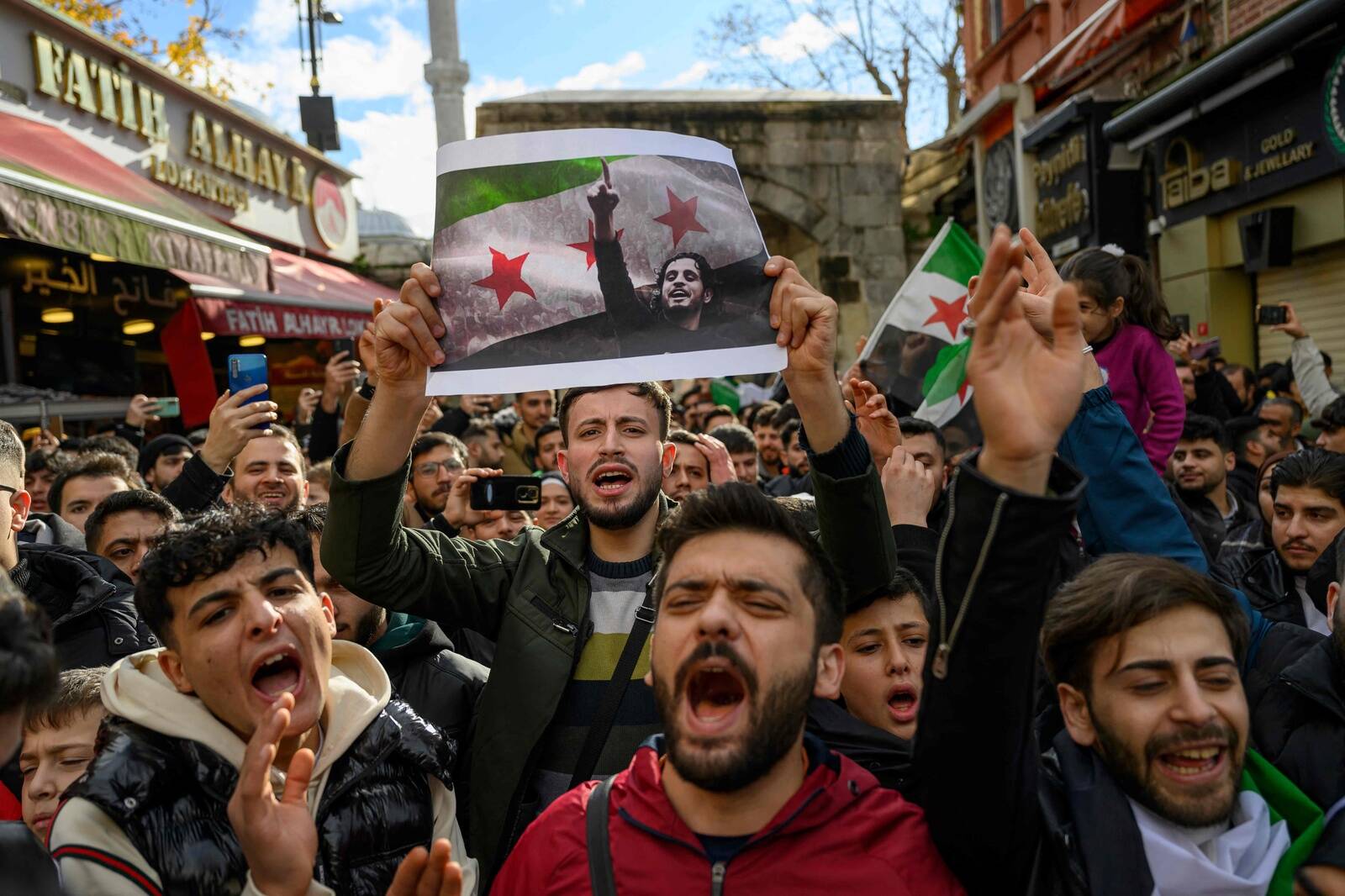 Жители Турции празднуют свержение президента Сирии Башара Асада.