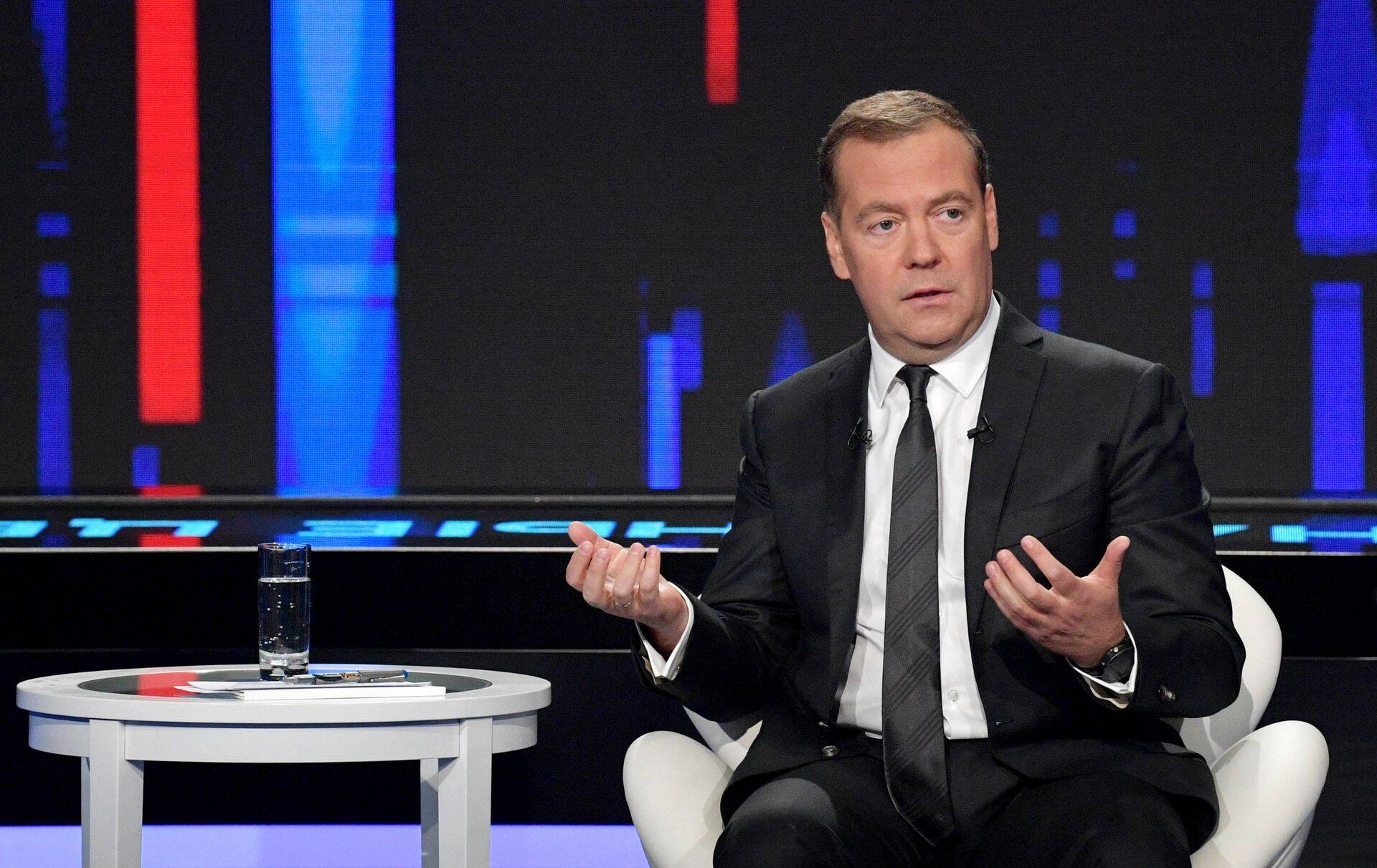 Премьер-министр России Дмитрий Медведев подписал указ