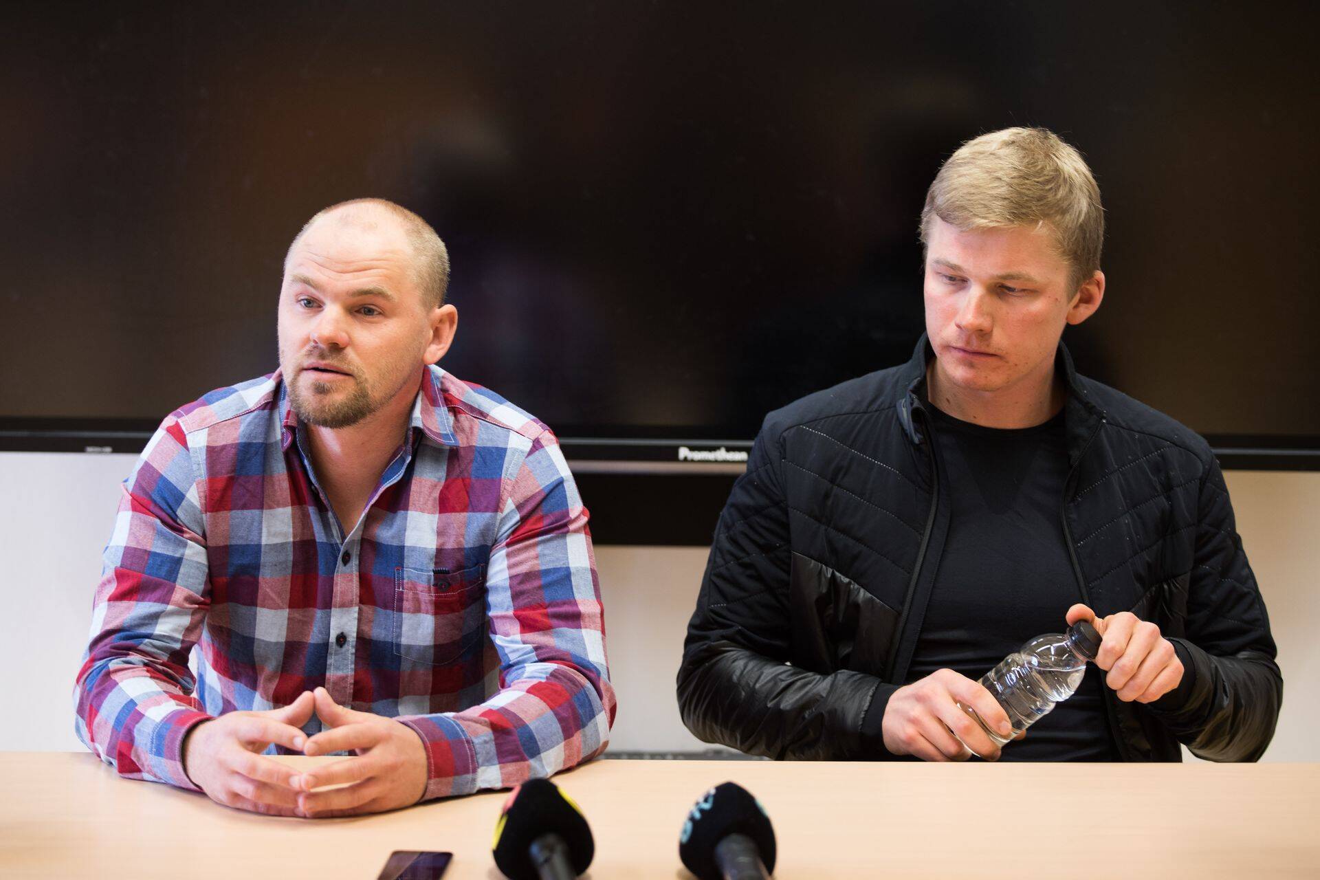 Dopingutarvitaja Karel Tammjärv ja Eesti suusakoondise peatreener Anti Saarepuu (habemega) pressikonverents Seefeldi koolimajas märtsi alguses.