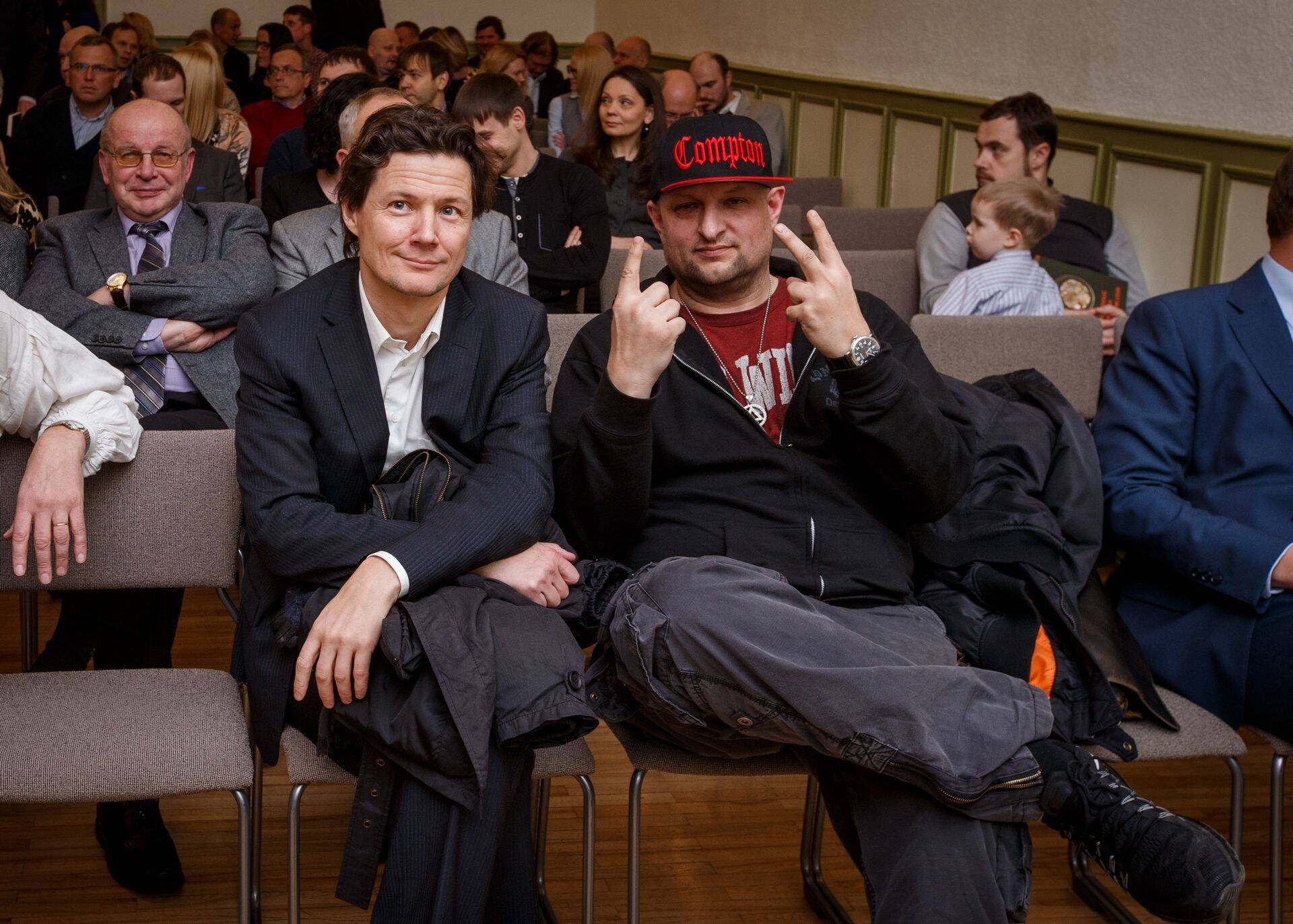 Tõnis Haavel (vasakul) raamatuesitlusel kirjanik Kaur Kenderi kõrval istumas