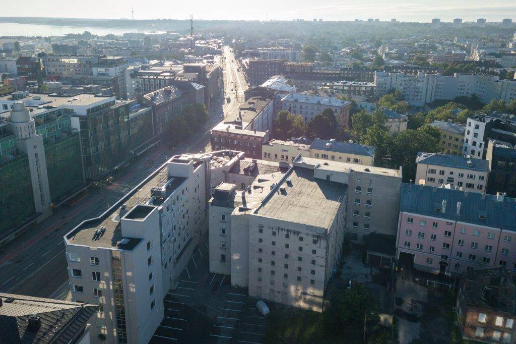 Hoonekompleksi ligidusse jäävad Rotermanni kvartal, Maakri kvartal, Viru keskus ja Tallinna Kaubamaja. Piirkonnast on kujunemas uus äriline ja kaubanduslik kese.