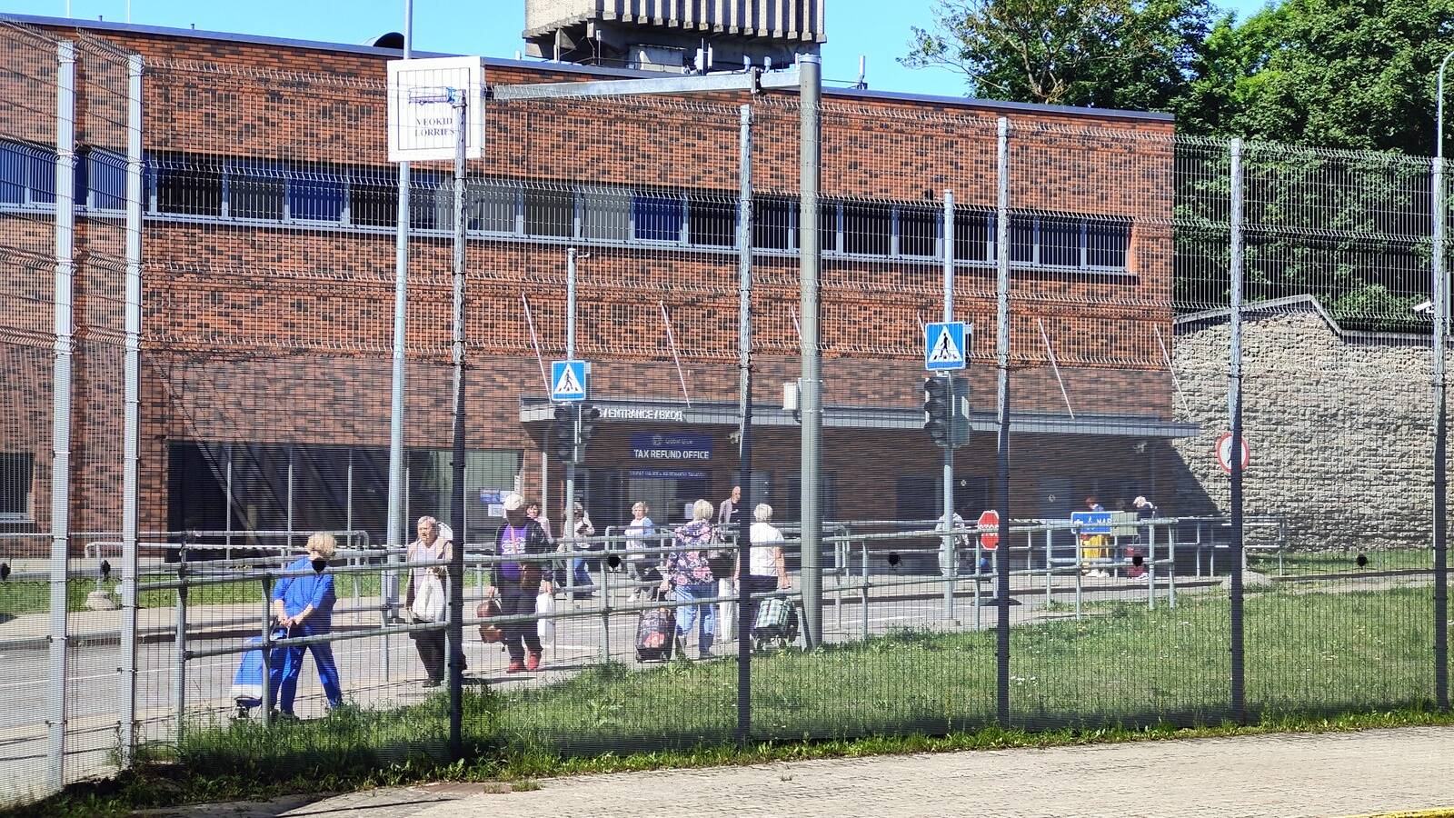 На вход в эстонский и в российский погранпункт стоят очереди. Между ними – активное движение.
