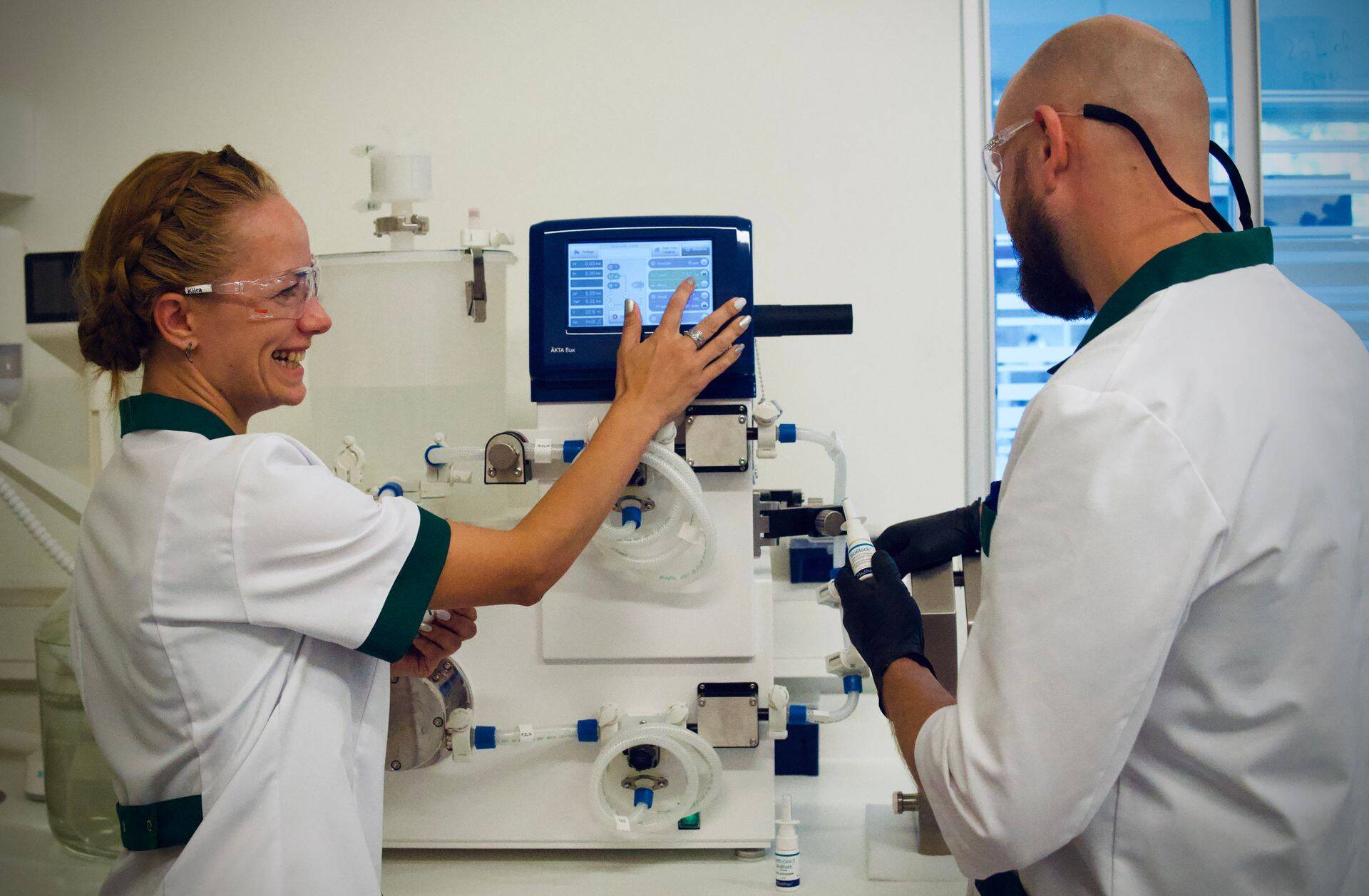 Kiira Gildemann ja Mihhail Kurašin, kes aitasid turule tuua BioBlocki antikehalahuse.