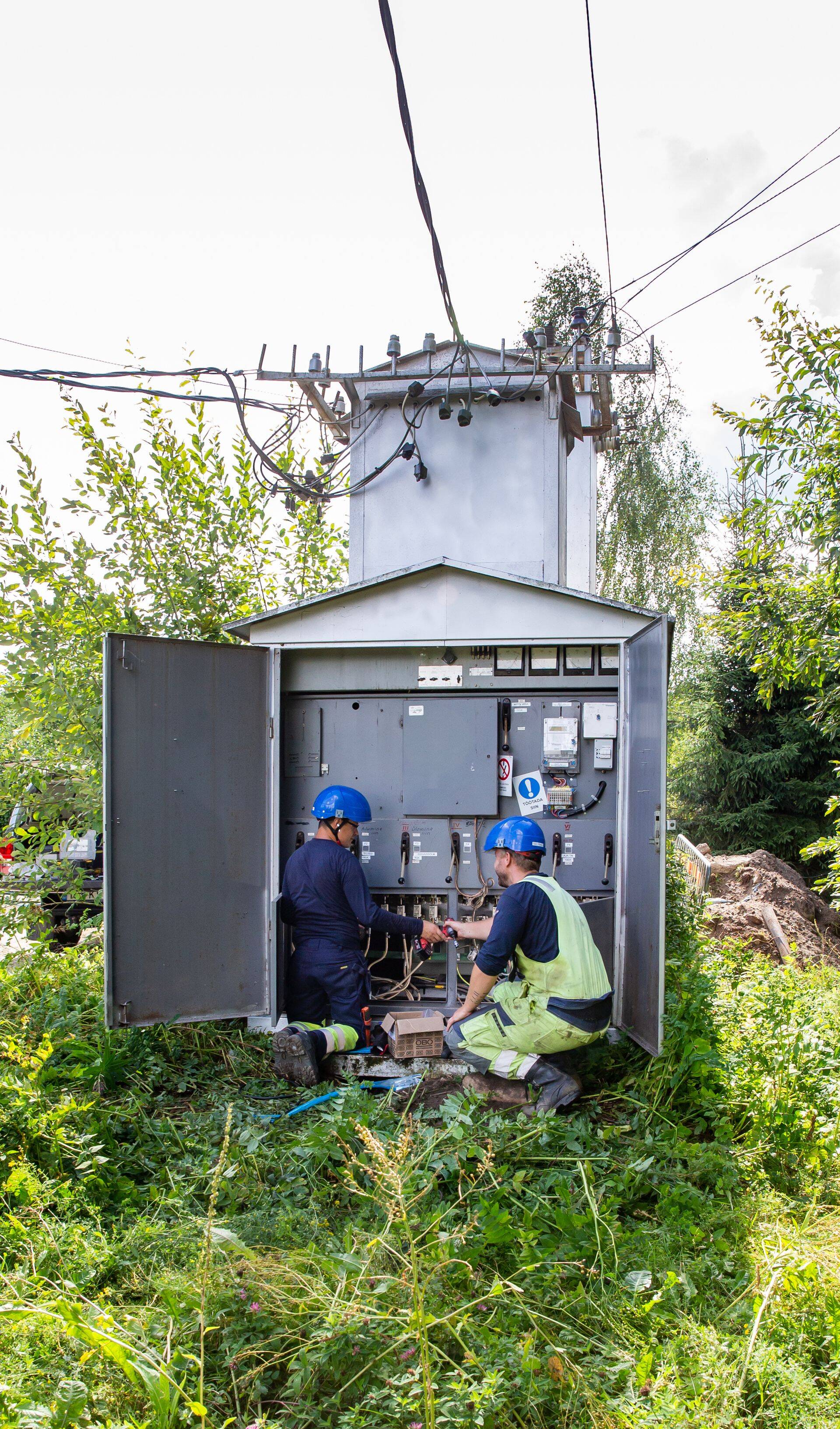 KH Energia-Konsult on teinud nii suuremahulisi kui väiksemaid elektritöid paljudes riikides, nii elektrivõrkudele kui väiketarbijatele, elamutest haiglateni. Fotod: Raul Mee