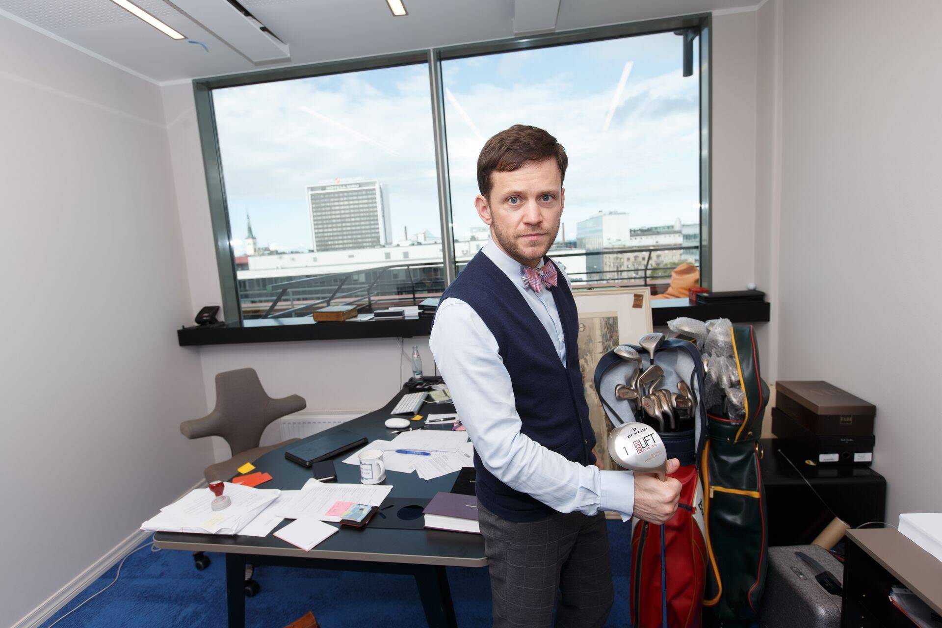 Kohtutäitur Risto Sepp näitab haruldasi golfikomplekte, mis ta võlgniku pööningult koos maalidega arestis.