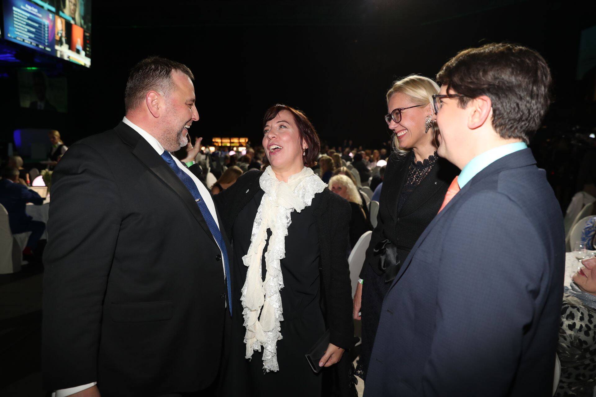 Isamaalased Sven Sester ja Priit Sibul külas Keskerakonnal, pildil Mailis Reps ja Kadri Simson.