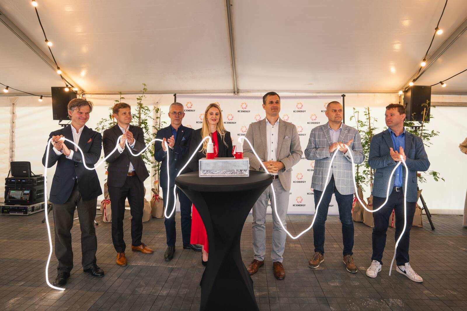Fotol vasakult: EBRD Balti riikide juht Tomas Kairys, Eleringi strateegiajuht Karl Kivinurm, Anija vallavolikogu esimees Jaanus Kalev, Kliimaministeeriumi energiaturgude valdkonnajuht Karin Maria Lehtmets, KC Energy juhatuse esimees Mihkel Loorits, Multimek Baltic Eesti tehase juht Rinno Saviir ja Anija abivallavanem Priit Vabamäe.