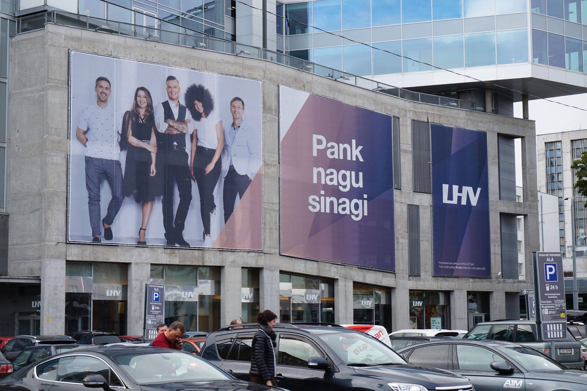 Reklaam LHV kontori seinal.