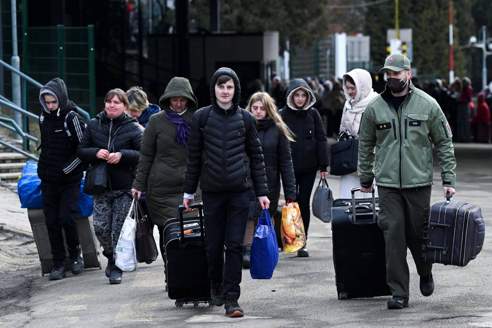 Украинские беженцы прибывают в Словакию.