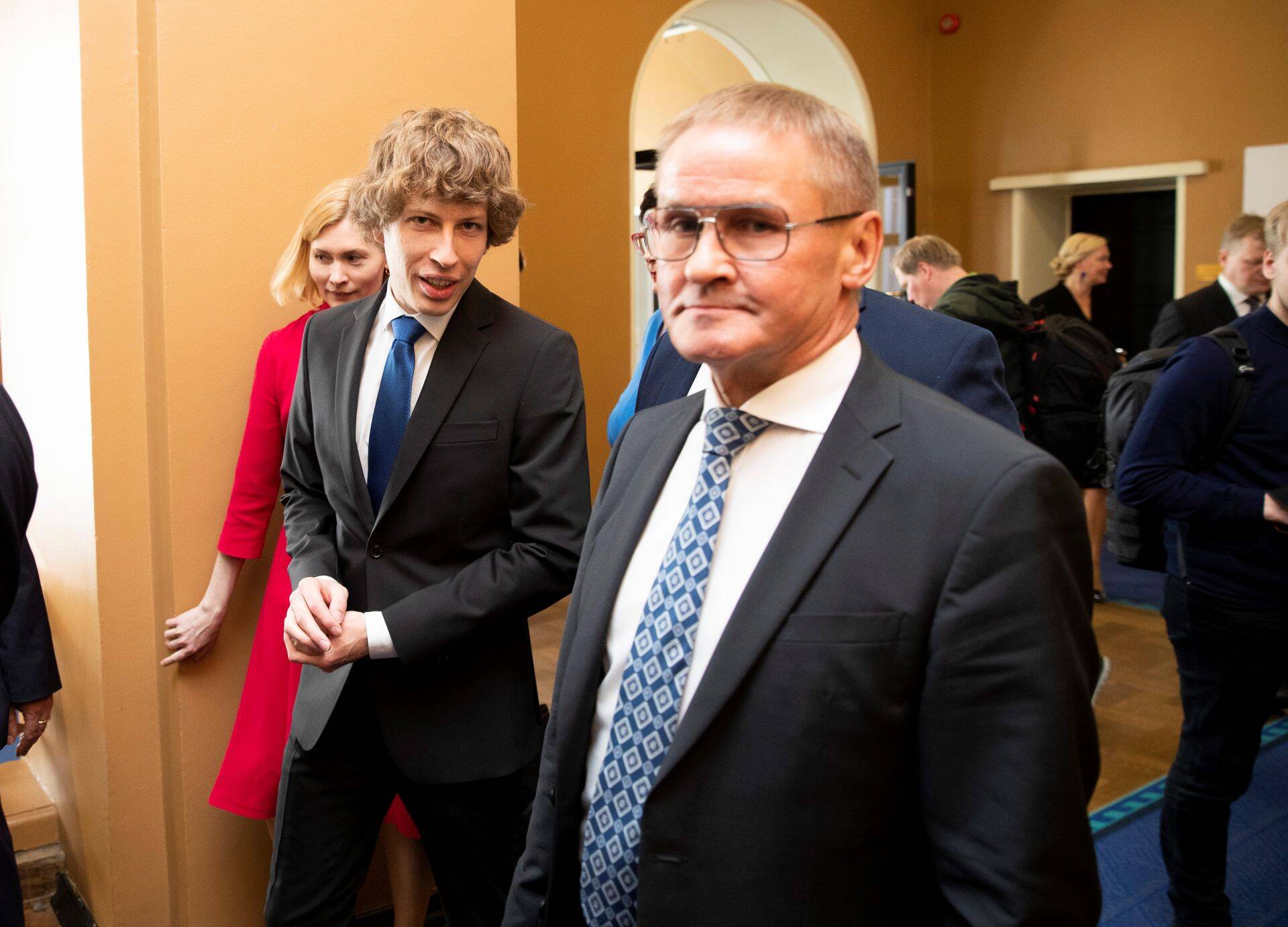 Министр госуправления Яак Ааб (справа)