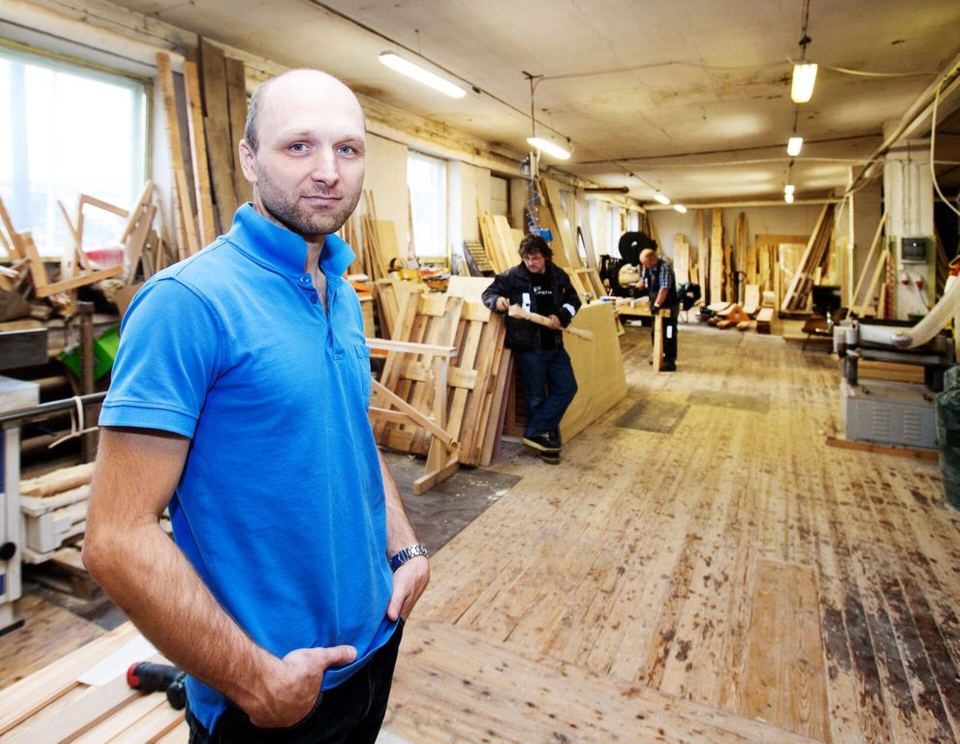 Kuigi mandrile on mööblit müüa raske, tahetakse sealt saarele tööle tulla küll, ütleb Kärdla mööblitootja OÜ Prosper Line juht Kaius Kaibald.