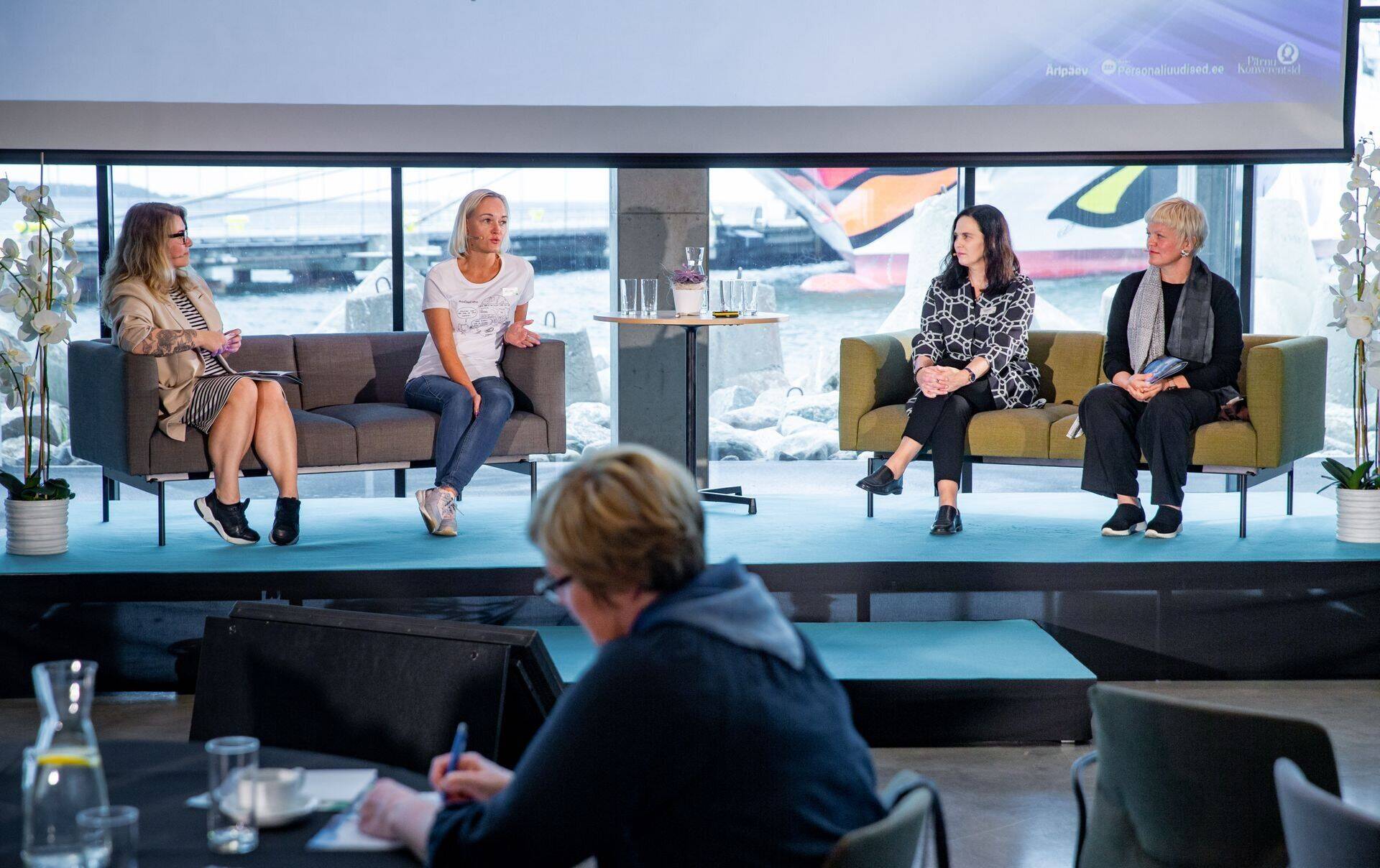Vestlusringis osalesid (vasakult) moderaator Sirli Spelman, Elisa personalivaldkonna juht Kaija Teemägi, Alexela personalijuht Katrin Püks ja Kaubamaja teenindus- ja personalidirektori Piret Mårtensson.