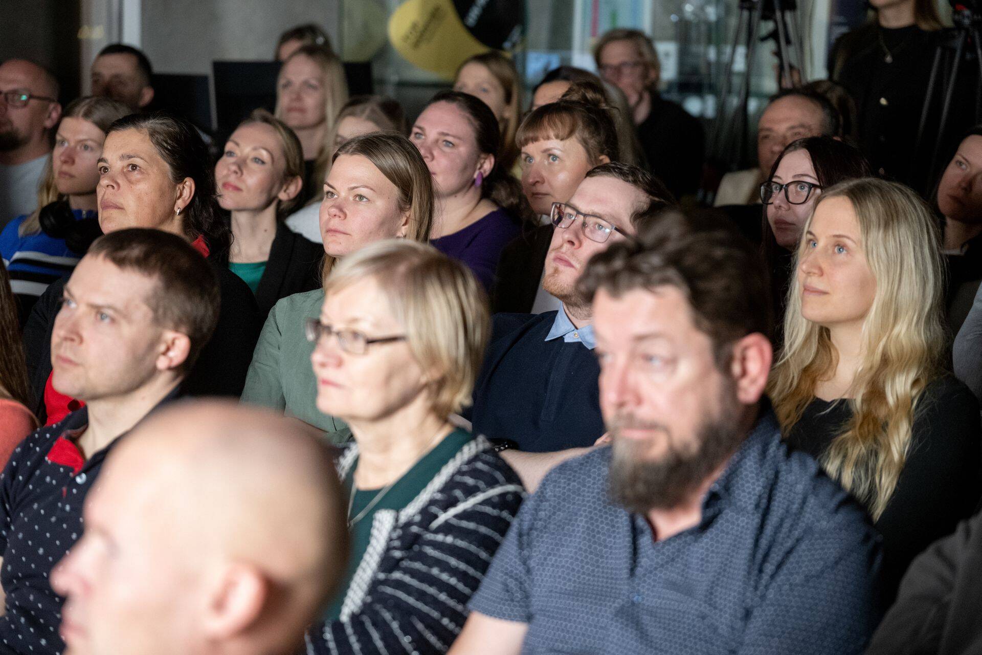 Investeerimisklubi liikmed kuulavad tähelepanelikult, mida LHV juhtidel neile rääkida on.